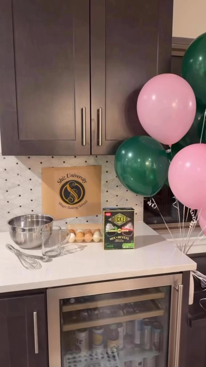 Make wicked magic cupcakes with us! Will we get “enchantingly emerald” or “perfectly pink”? #baking #wicked

#LTKKids