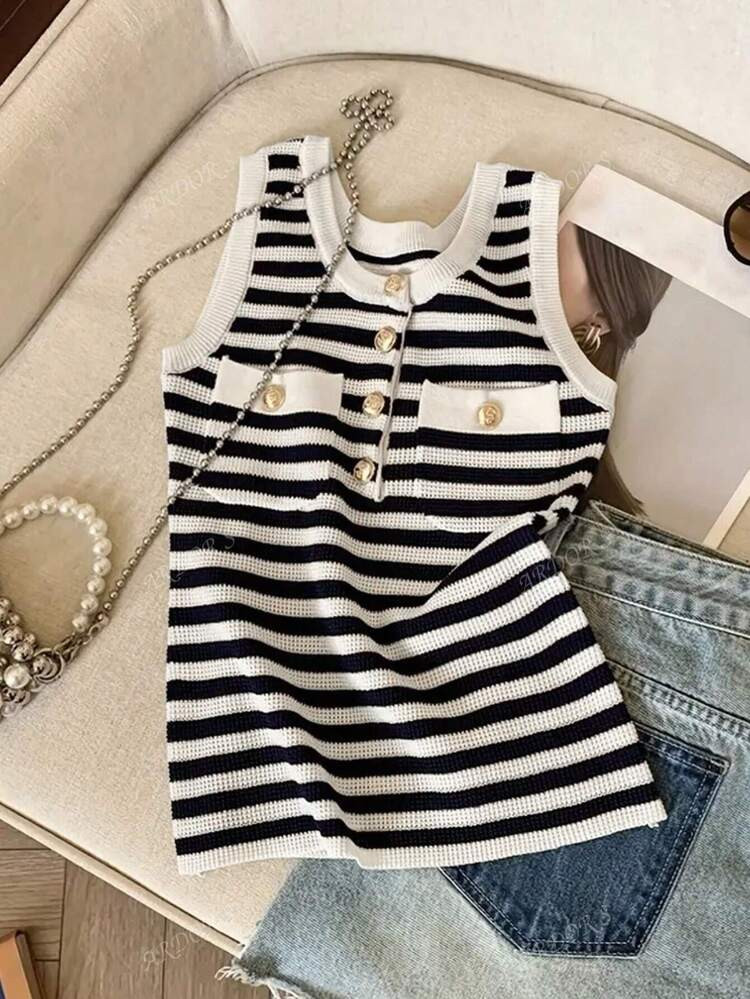 Sommer Outfits Für Damen, Sommer Tops Mit Schwarz-Weißen Kontrastierenden Streifen, Metall Accessoires, Frühlings- Und Sommer Mode, Elegant Für Urlaub, Einfach Aber Niedlich, Pendlerfreundlich, Damen Strickoberteil Von Hoher Qualität Mit Feiner Nadel, Knöpfe, Rundhalsausschnitt, Ärmellos | SHEIN