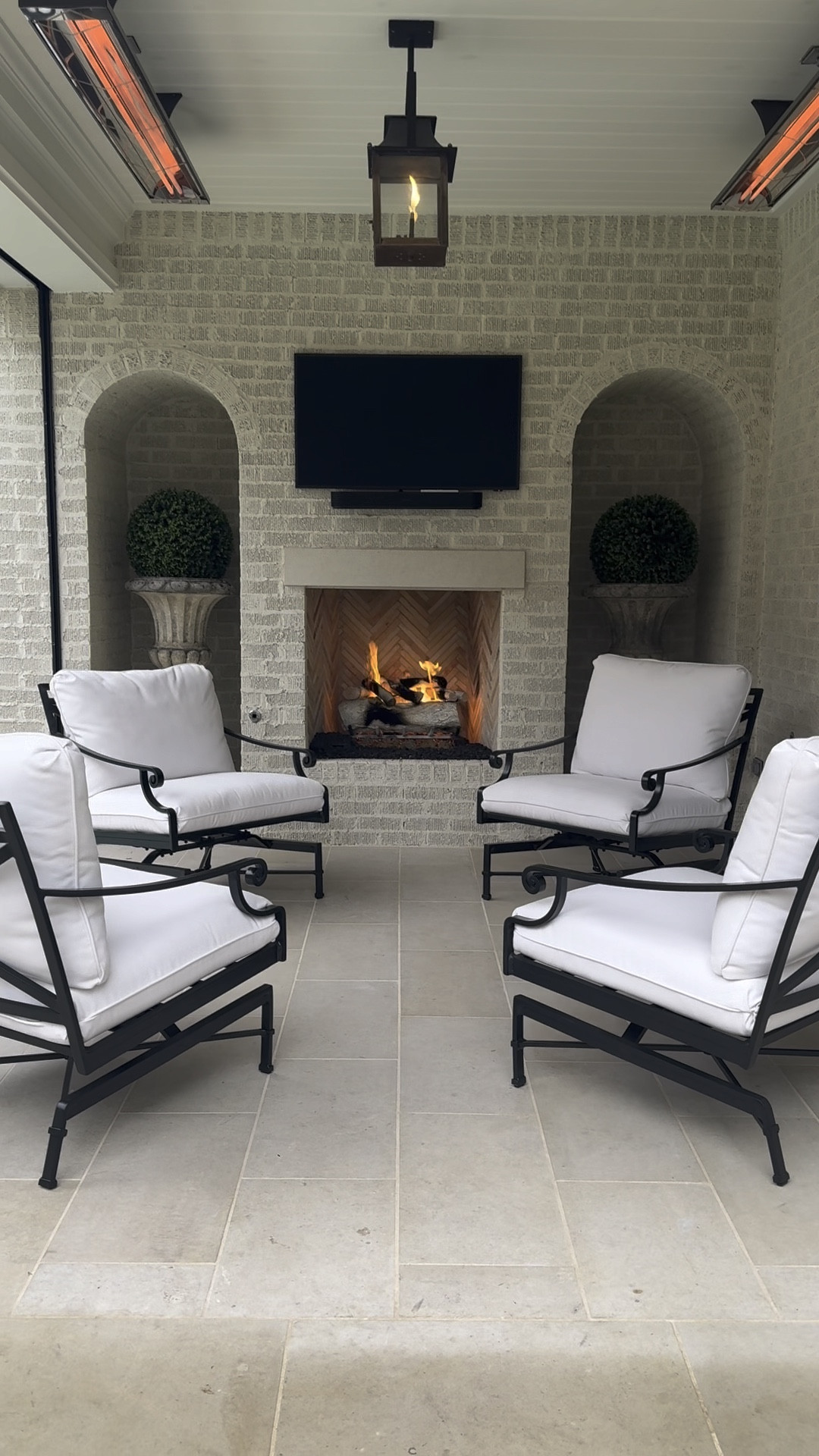 Around here, it’s always patio season. These old limestone urns from Le Louvre French Antiques here in Dallas were the perfect finishing touch to this space. Outside we like to keep things low maintenance and the artificial boxwood spheres from Ballard Designs are both elegant and easy! Jackson’s Home & Garden did the gas logs; we like white Birchwood out here. Finally, you can’t go wrong with a Bevolo gas lantern. This is our new favorite place to hang out after work, no matter the weather. 🔥 ⁣
.⁣
.⁣
.⁣
.⁣
.⁣
#bevolo #outdoorlivingspace #warmandcozy #gaslantern #outdoorlivingroom #curbappeal #outdoorfire #patio #outdoorliving #patiodesign 