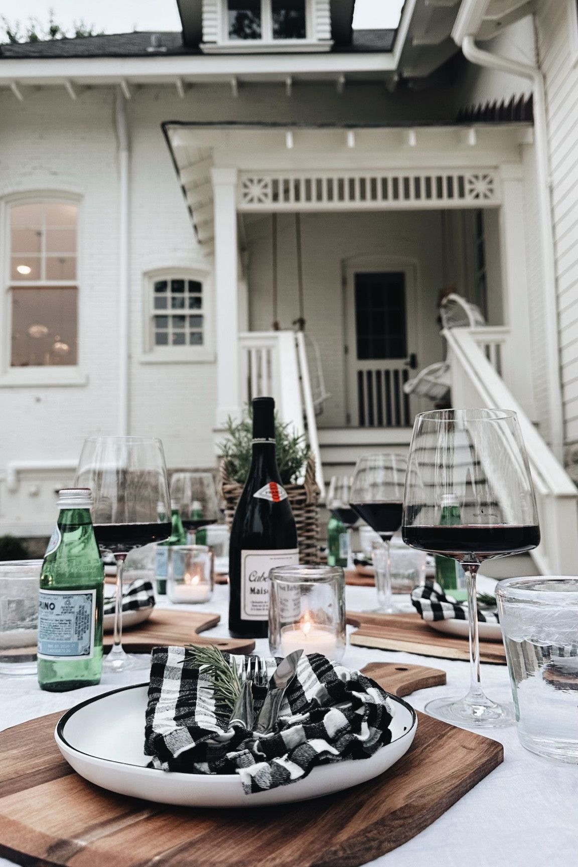 This is your sign to host a make your own pizza dinner party in your backyard. Place settings were fun with individual pizza boards that everyone could take home. 

#dinnerparty #pizzaonthegrill 