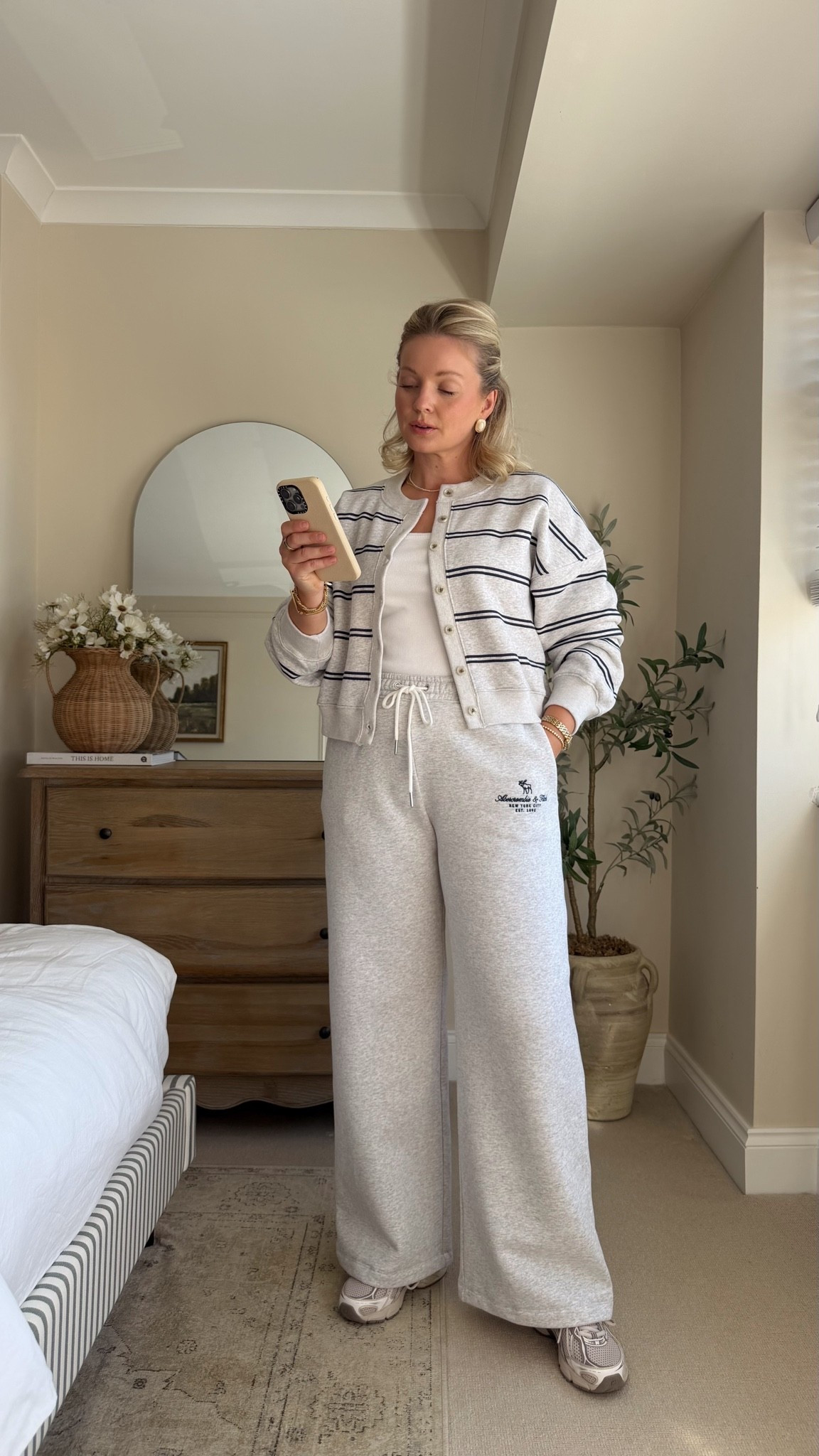 AFLAURA to get an extra 15% off everything 
Wearing size S cardigan and M trousers