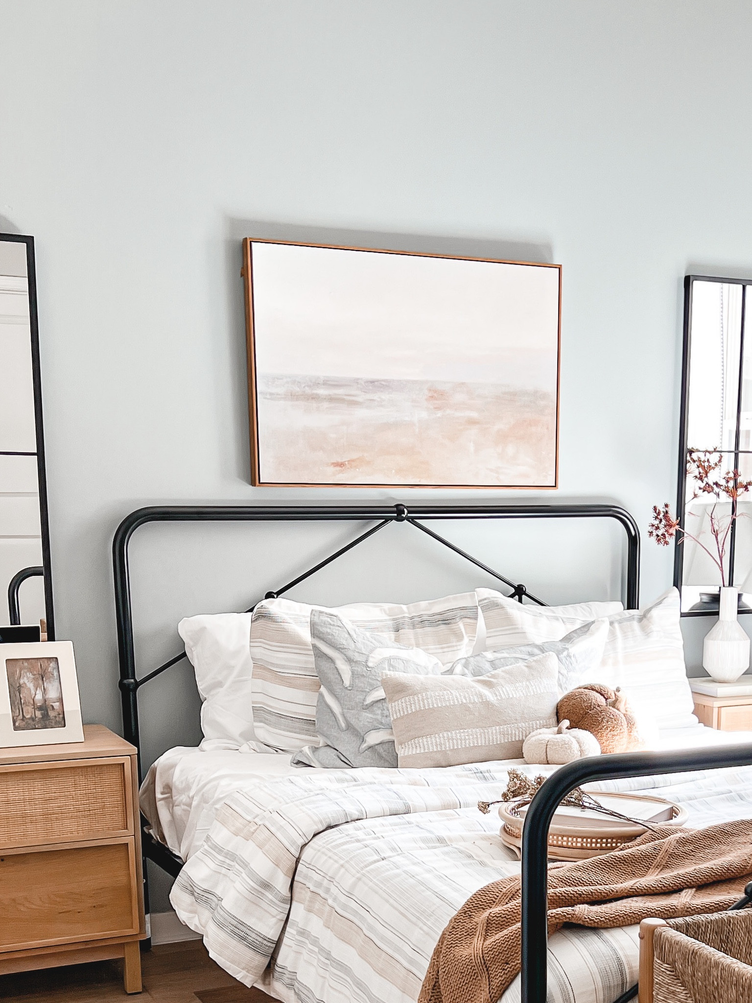 Beautiful wall art in guest room✨