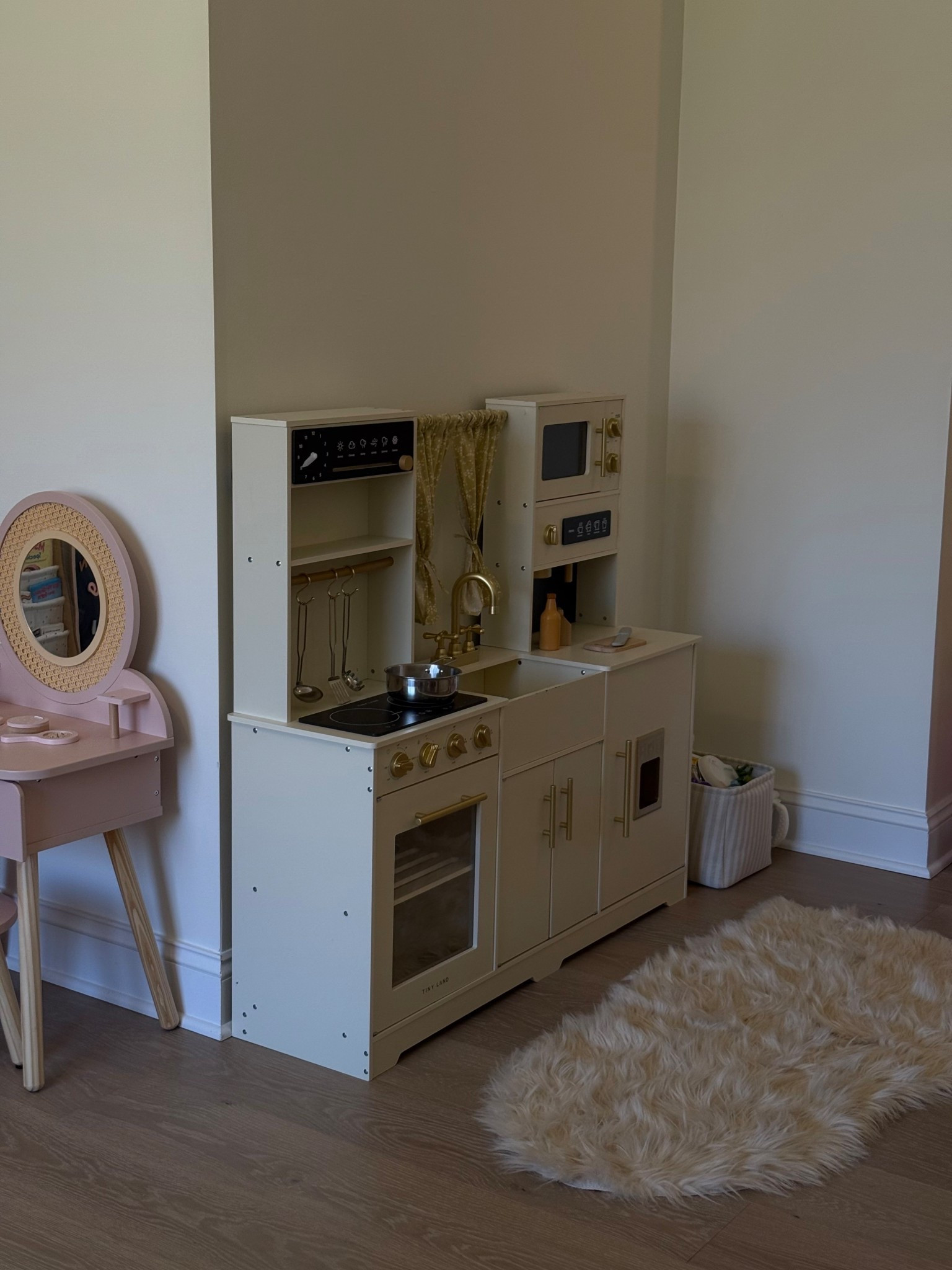 My toddler is in love with her play kitchen! 🌈

Play kitchen, toddler gifts, toddler toys, aesthetic toddler toys, playroom, toddler Amazon finds￼