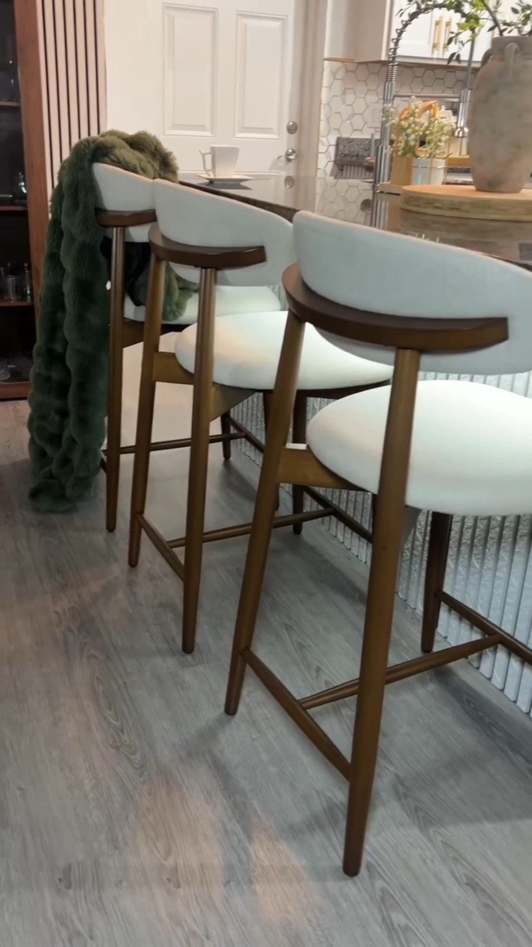 Un cambio lo cambia todo 🤍 Este fue el tercero del año y estoy enamorada.
Comenta BAR ✨🪑
.
One change can change everything 🤍 My third update and I love it.
Comment BAR ✨🪑
#homedecor #barstool #interiorinspo #design #homeupgrade