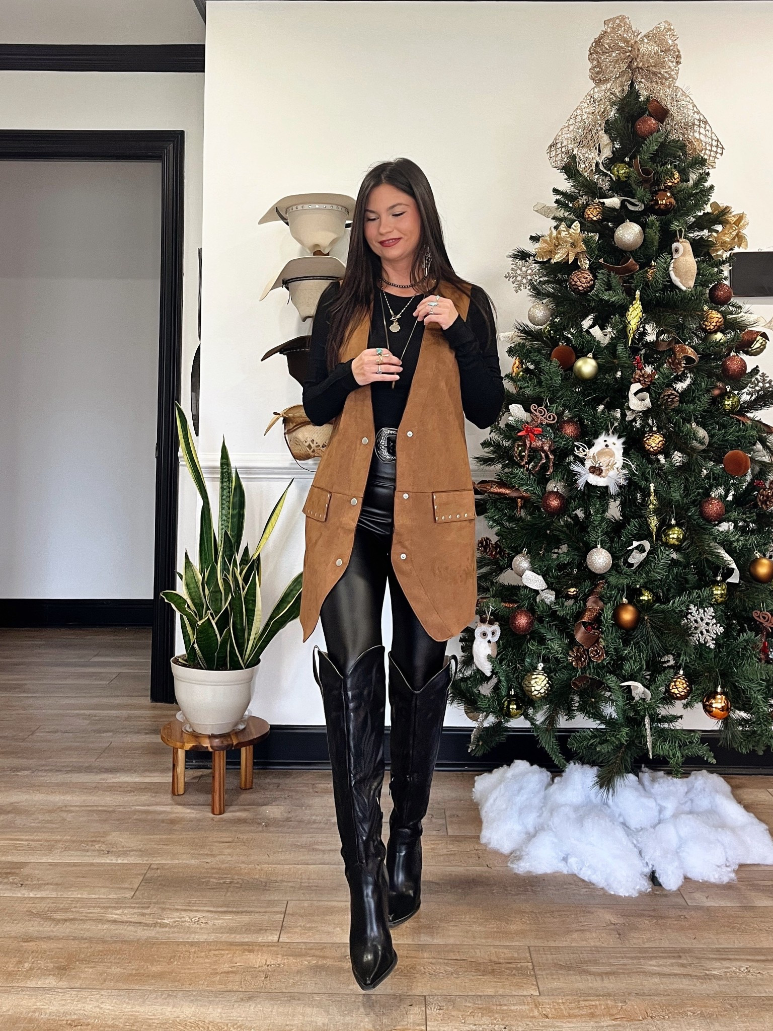 A suede vest moment! Comes in a few different colors!

#LTKootd #LTKFindsUnder50 #LTKSeasonal