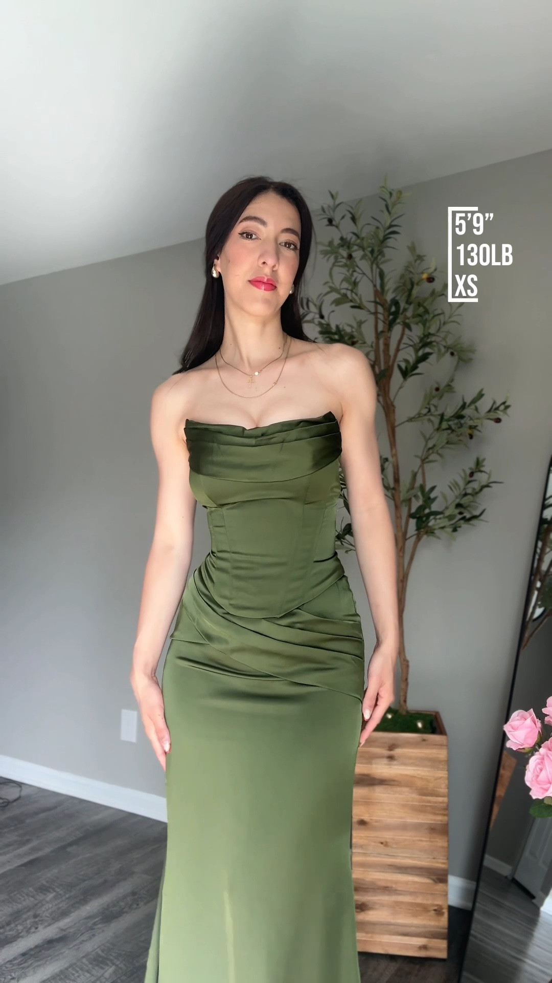 La elegancia nunca pasa de moda. 💚✨

Este vestido sirena en satén color verde oliva tiene el equilibrio perfecto entre sofisticación y estilo. Su diseño convertible te permite llevarlo de diferentes maneras, convirtiéndolo en una opción ideal para bodas, eventos formales o cualquier ocasión especial.

Un vestido que te hará sentir segura, elegante y lista para robar miradas.

✨ 

#LTK #LTKStyle #InvitadaDeBoda #VestidoDeBoda #VestidoVerdeOliva #VestidoDeSatén #ModaFemenina #Elegancia #OutfitDeBoda #LTKFashion #InspiraciónDeModa #LookDelDía

#LTKWedding #LTKBeauty #LTKootd