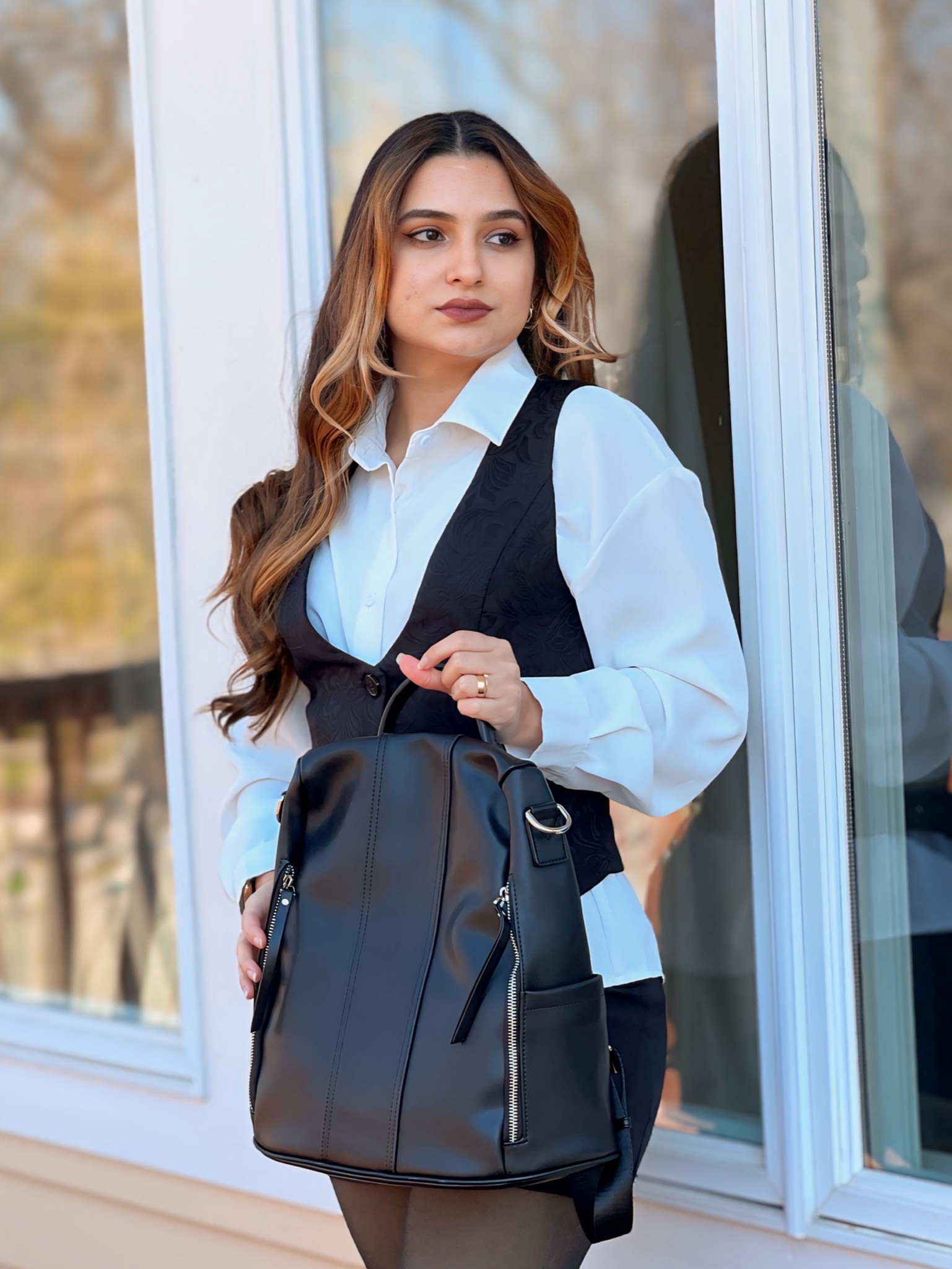 This backpack stands out for its functionality and security-focused design, featuring a large zippered pocket on the back. Designed to adapt to various needs and styles, it boasts spacious and organized compartments for daily use, whether traveling, in the office, or on any adventure. It includes an extra shoulder strap, allowing for three different ways of wearing it: as a backpack, shoulder bag, or tote. It is the ideal gift choice for special occasions, perfect for birthdays, anniversaries, Valentine's Day, Christmas, graduations, and more, ensuring a practical and stylish option for the recipient.
5% off code: SZONEBAG