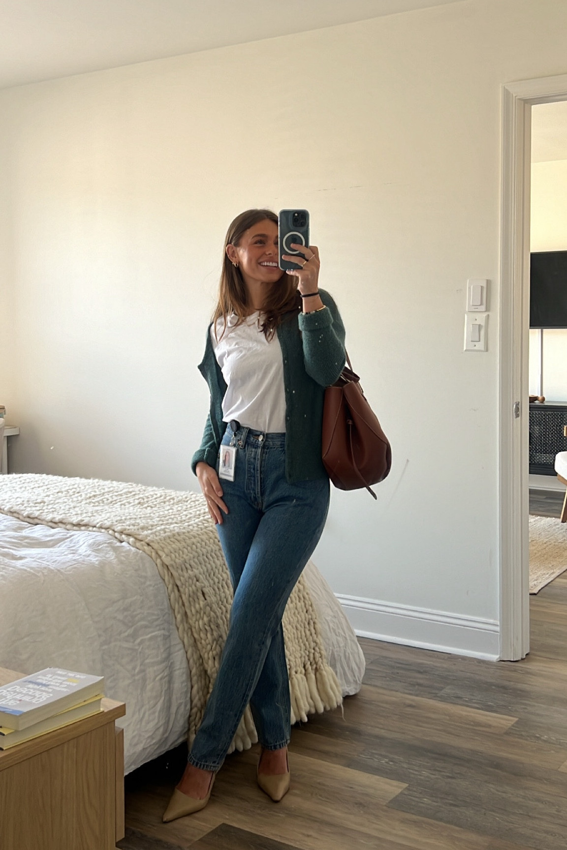 Wearing XS in the tshirt, XXS in the sweater, shoes TTS — jeans are brand ‘Still Here’ (Tate style), and bag is from brand ‘Polene’ in color cognac! 