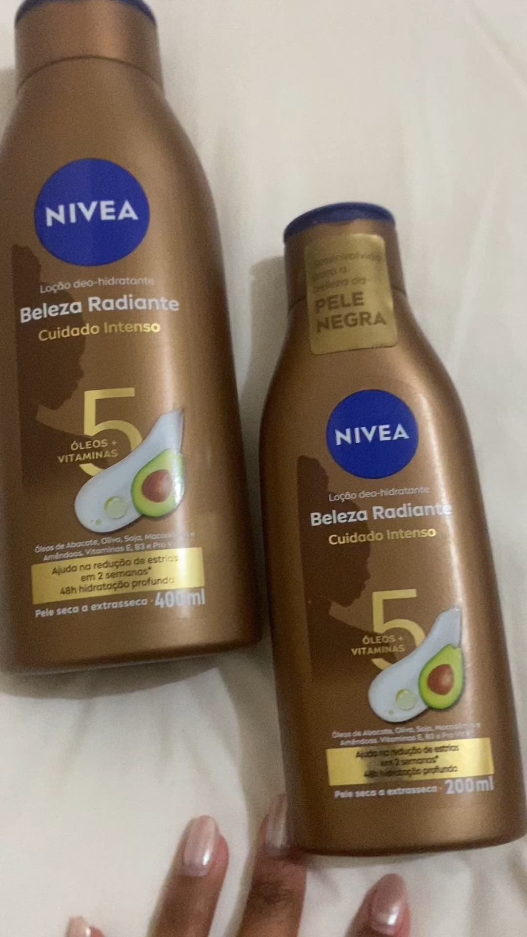 A pele negra possui características únicas que requerem atenção especial quando se trata de cuidados e hidratação. Devido à maior produção de melanina, a pele negra tende a ser mais resistente aos danos causados pelo sol, como queimaduras e rugas. No entanto, essa melanina extra também pode levar a uma maior sensibilidade à desidratação e à hiperpigmentação. Escolher o hidratante certo é fundamental para manter a pele negra saudável e radiante, mais lembre-se de que cada pele é única, então é importante testar diferentes produtos para encontrar o hidratante que melhor atende às necessidades da sua pele. Consultar um dermatologista também pode fornecer recomendações personalizadas para uma rotina de cuidados eficaz.
Senti minha pele hidratada, macia e aenti também que o hidratante mantém a hidratação da pele não é superficial e também não fica pegajoso nem oleoso. 

#LTKbrasil #LTKbeauty #LTKsalealert