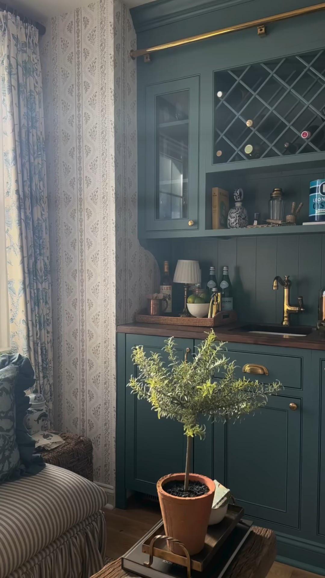 New Year’s Day: a house full of life, laughter and love as we have many close friends and neighbors over for our favorite tradition. Cheesy, maybe, but all I can ask for! 

Comment SHOP below to receive a DM with the link to this post on my LTK ⬇ https://liketk.it/5J9s3

#sittingroom #traditionalhome #homebar #sittingroomdecor #classichomedecor