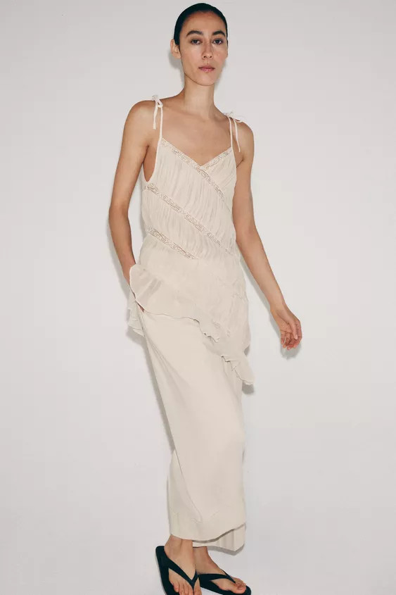 Model height: 176 cmZARA WOMAN COLLECTIONTop with main fabric made of spun viscose. Featuring a v... | Zara UK