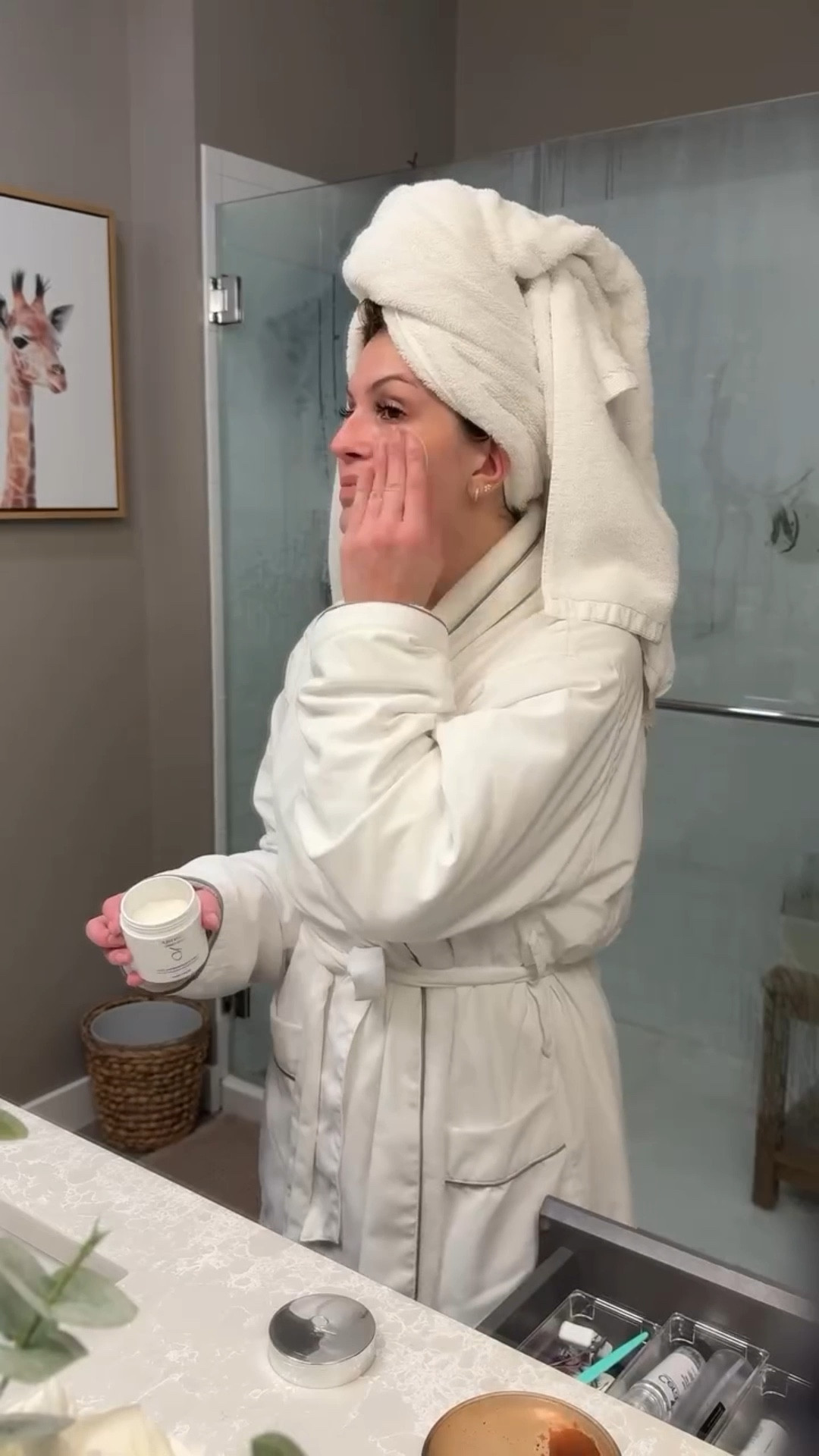 These @bleusalt t shirts have me in a chokehold they are the softest material I have ever felt 

•

#grwm #hairwashday #grwmroutine #grwmhair #dysonairwrap #hairroutine #hairwashroutine