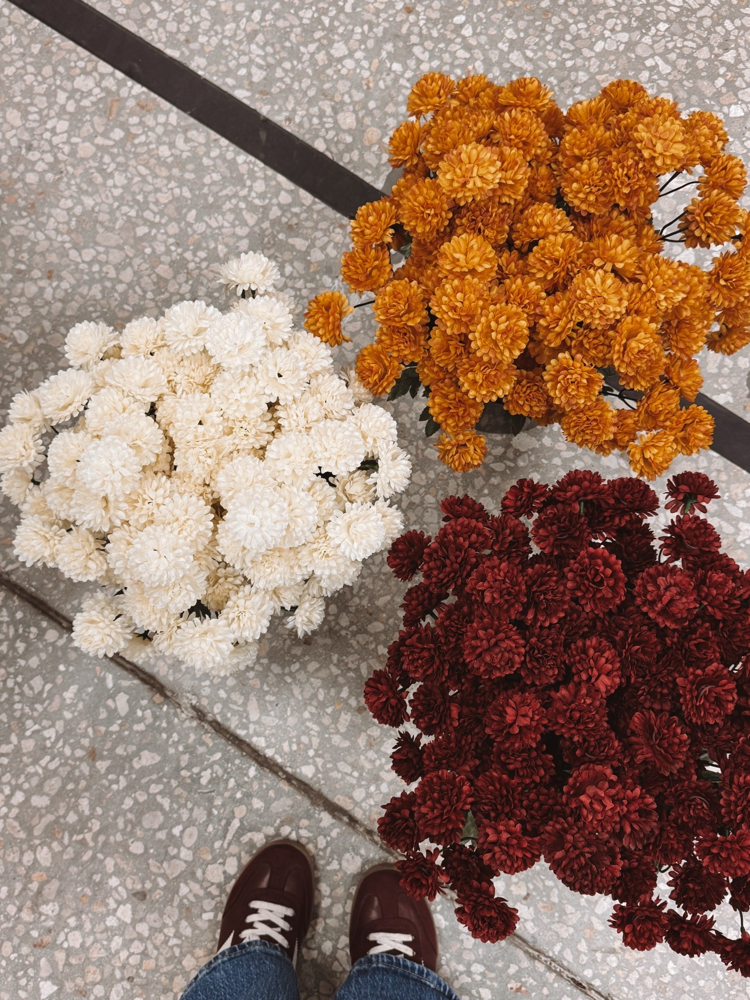 Pretty faux mums 🍂 add them to your favorite planter for a beautiful and low maintenance fall porch 🫶🏽