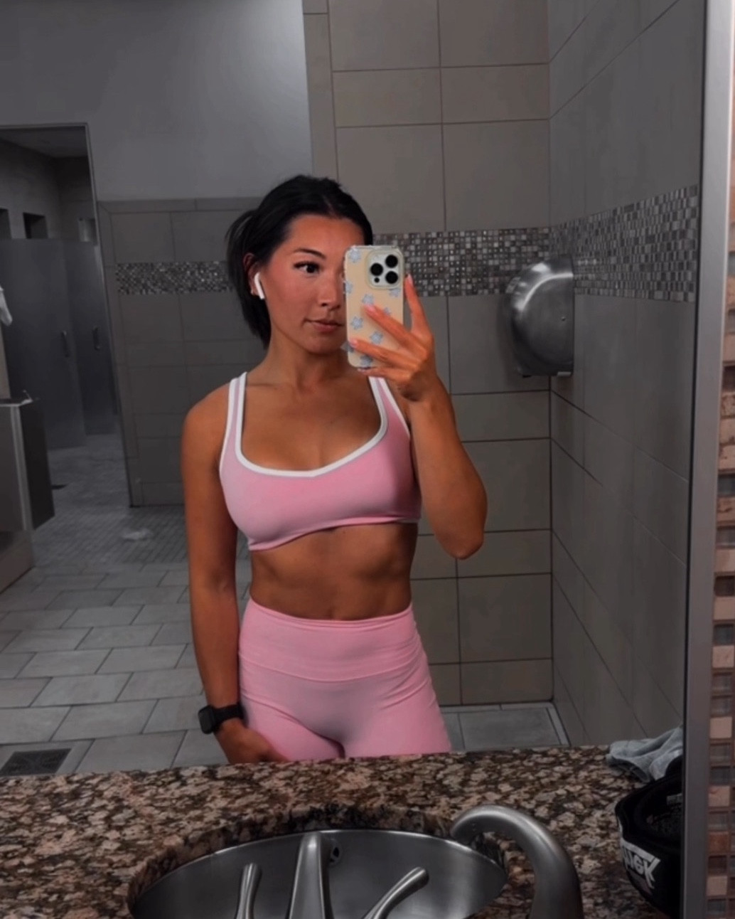 Abercrombie YPB set studioflex style

Small sports bra, TTS- very stretchy material so can size down

XSMALL biker shorts- they are thick, so squat proof, no middle seam, tts but can size up one

#LTKActive #LTKPetite #LTKFindsUnder50