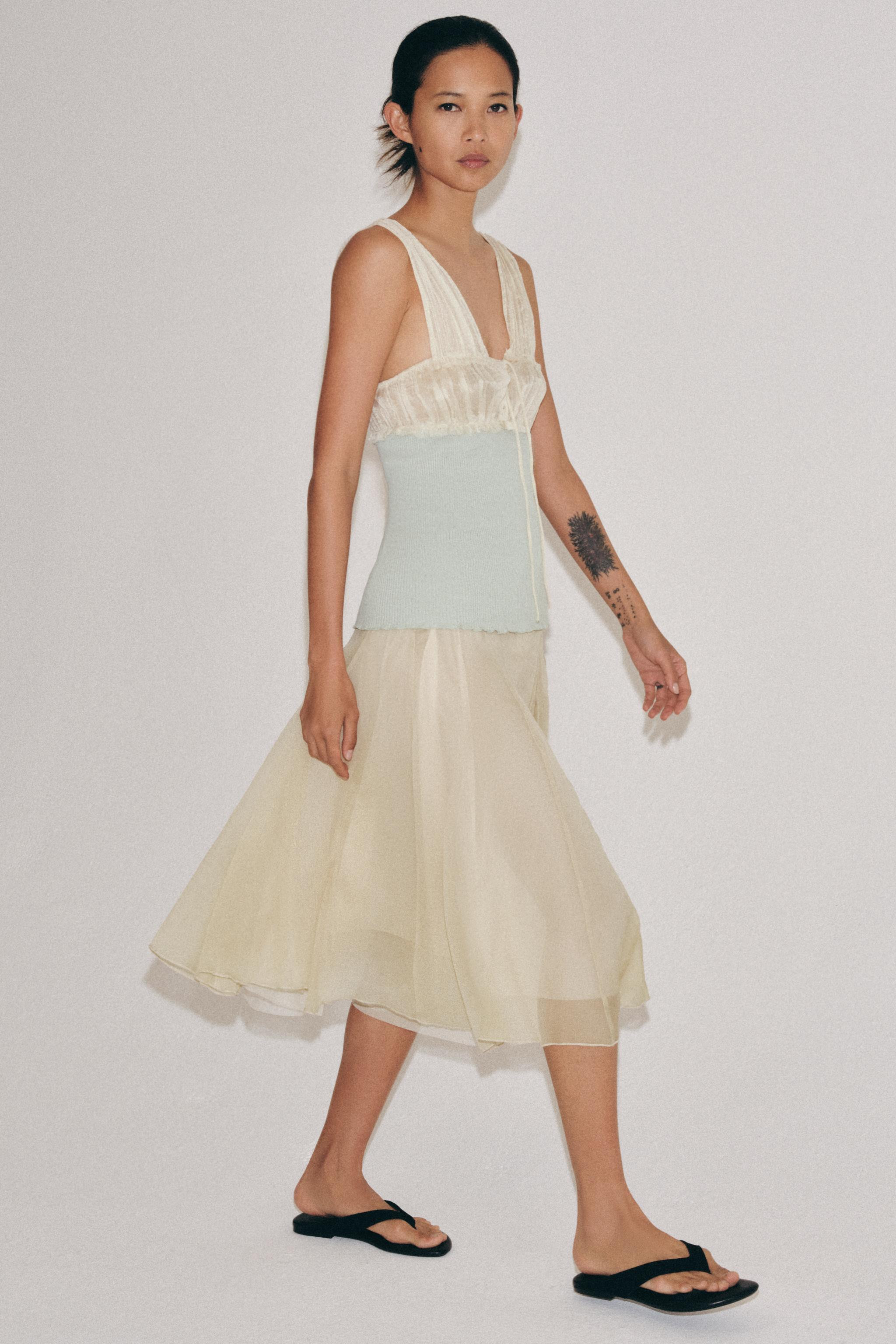 High-waist midi skirt with a contrast lace waistband. Lining. Tulle hem. Invisible zip fastening. | Zara UK