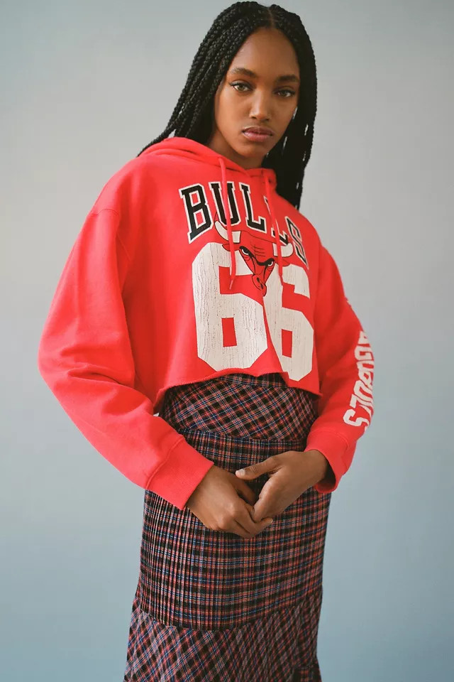 Chicago Bulls Cropped Hoodie Sweatshirt | Urban Outfitters (US and RoW)