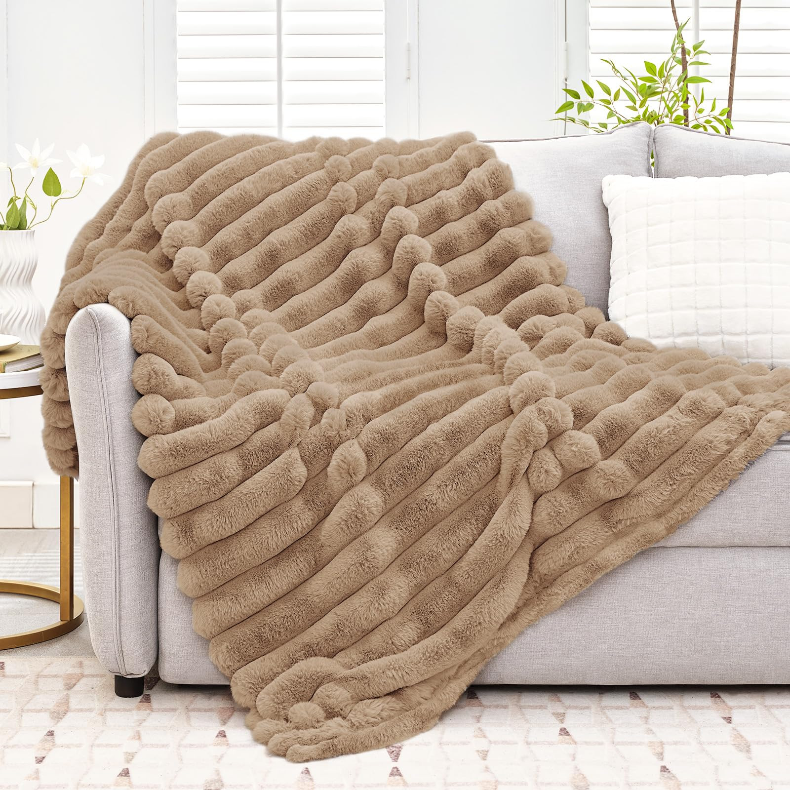 VFROO Faux Fur Throw Blanket for Couch,Cozy Soft Plush Thick Striped Luxury Blanket for Sofa Livi... | Amazon (US)