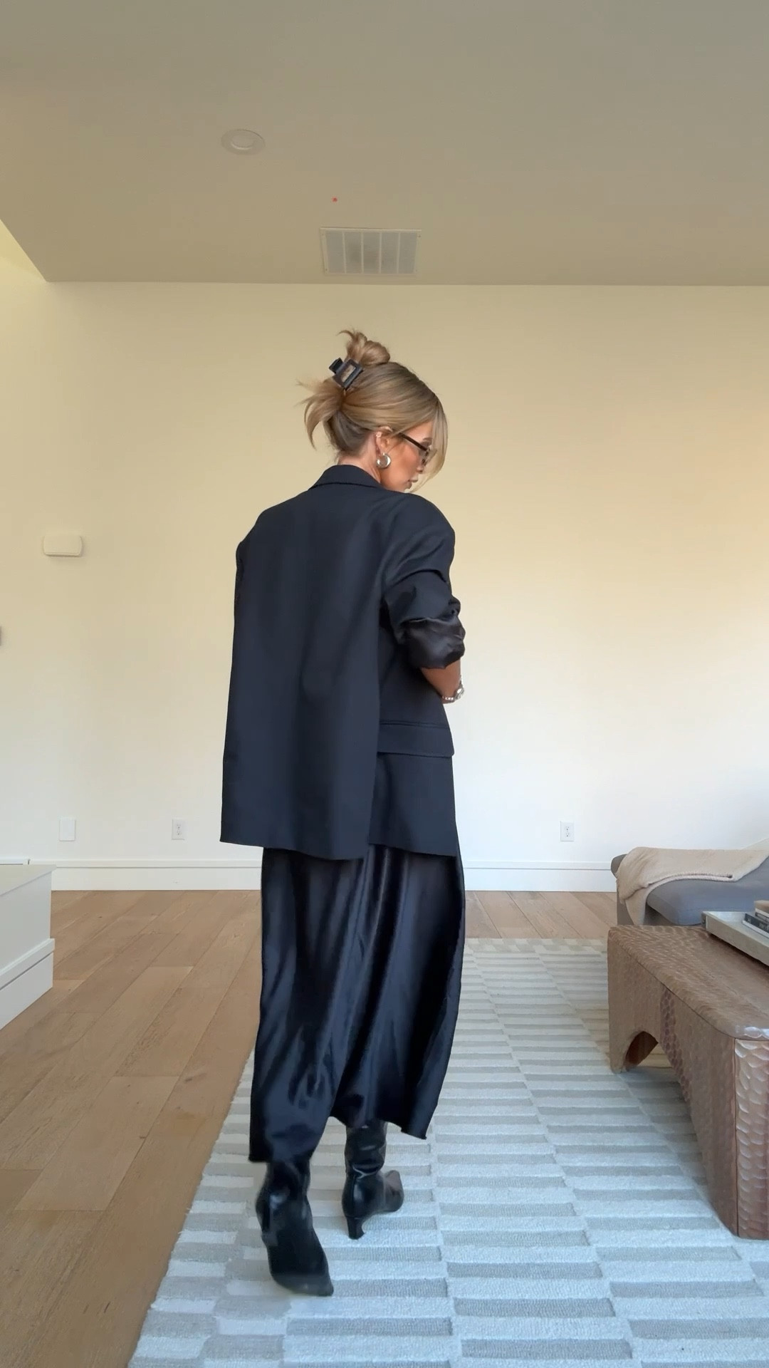 One of my fav looks lately. Love the all black sleek look. 