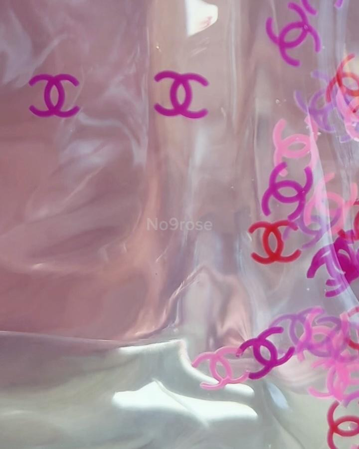 POV: You’re carrying a tote that literally moves and people can’t stop staring 👀✨

Chanel letting the CCs float 💗 say no more

Chanel
Chanel Beauty
We Love Coco
Luxury Collector
Rare Luxury