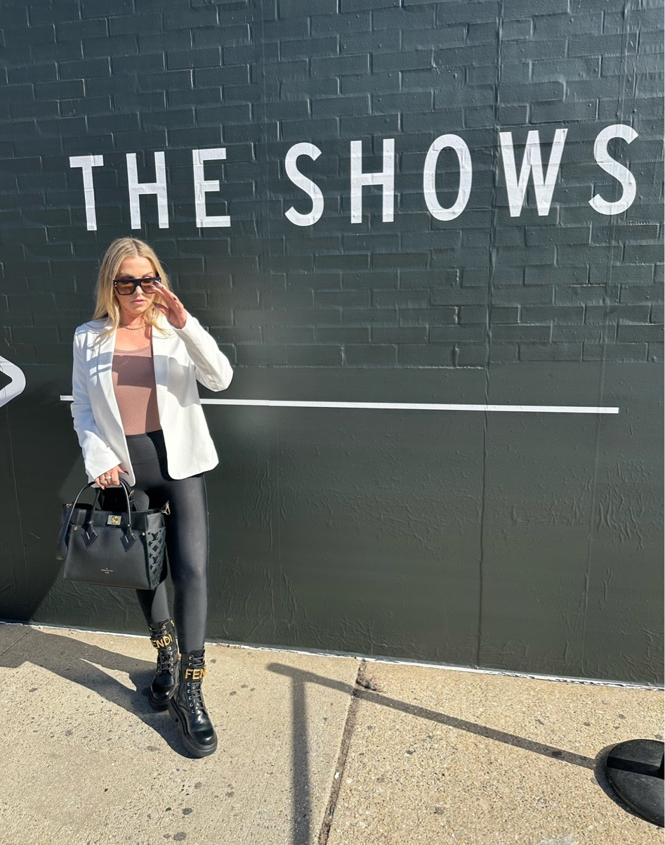 NYC: capsule wardrobe! 

Spring style, style tip, capsule wardrobe, blazer, bodysuit, tank top, leggings, boots, Fendi, sunglasses, balmain, itbag, handbag, LV 

#LTKtravel #LTKFind #LTKstyletip