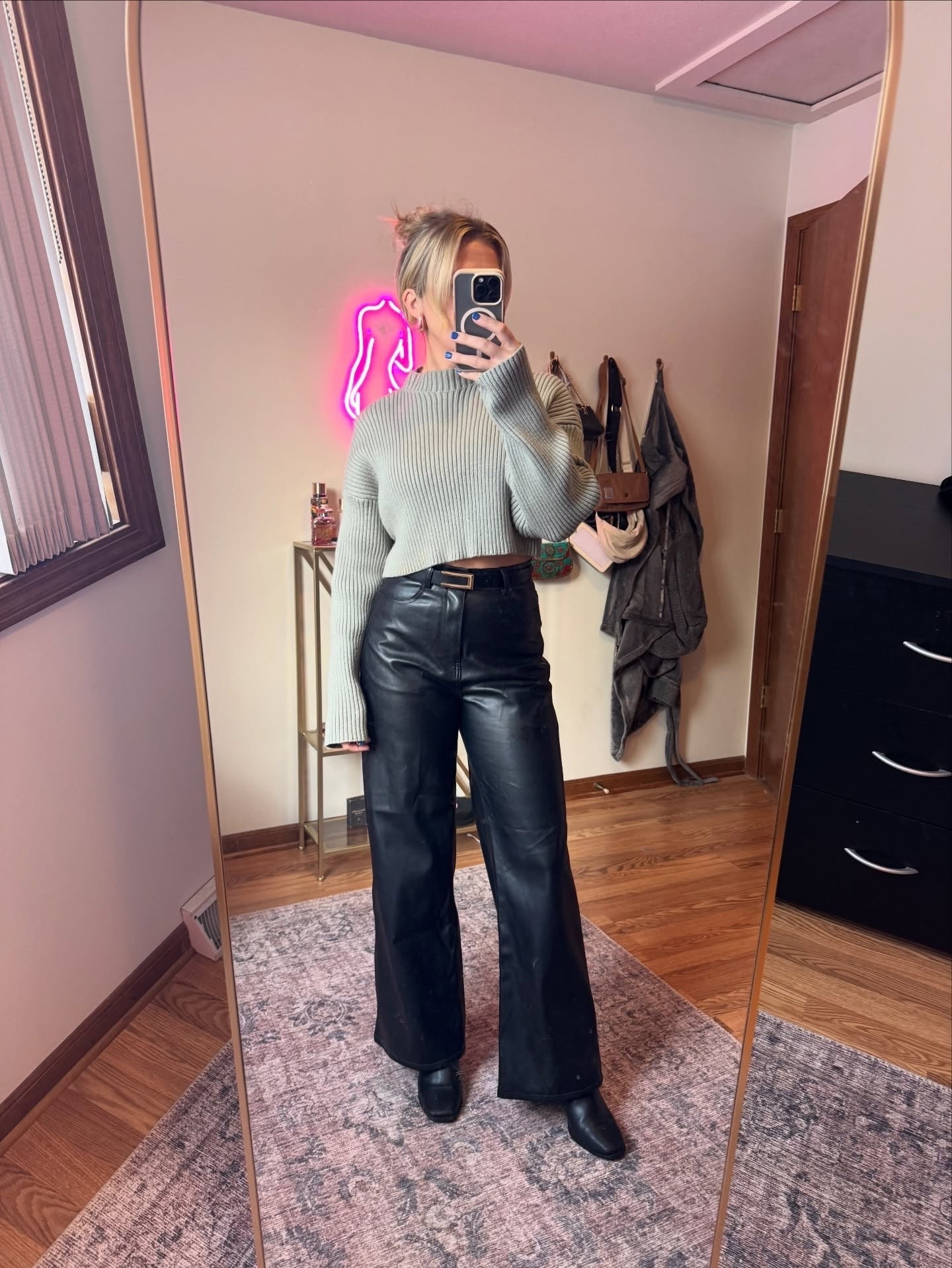 Saturday date night 🍸

#ootn #whattowear #wearingvsstyling #capsulewardrobe #smallcontentcreator #styletips #leatherpant #winterwardrobe

#LTKHoliday #LTKootd #LTKgrwm