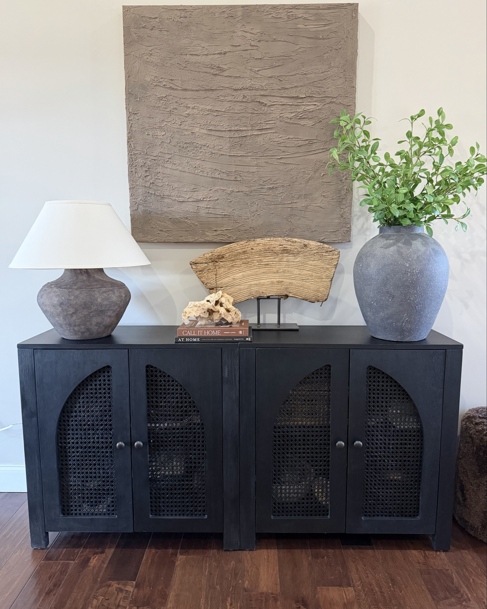 I’ve always loved unique one of a kind pieces when decorating. I’m drawn to the unusual items, ones that add character to styling. That’s the fun of decorating! Create a home with unique finds, vintage pieces, souvenirs that will transform your house to a home that you can be proud of! Happy Friday! #diy #homedecor #interiorstyling #interiorstylist #beunique #interiors4you 