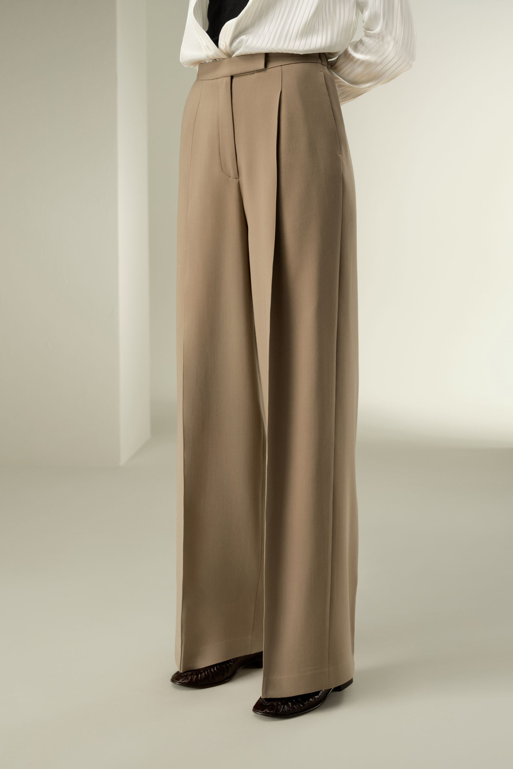 Silk-Wool Pleated Wide-Leg Trousers | LILYSILK