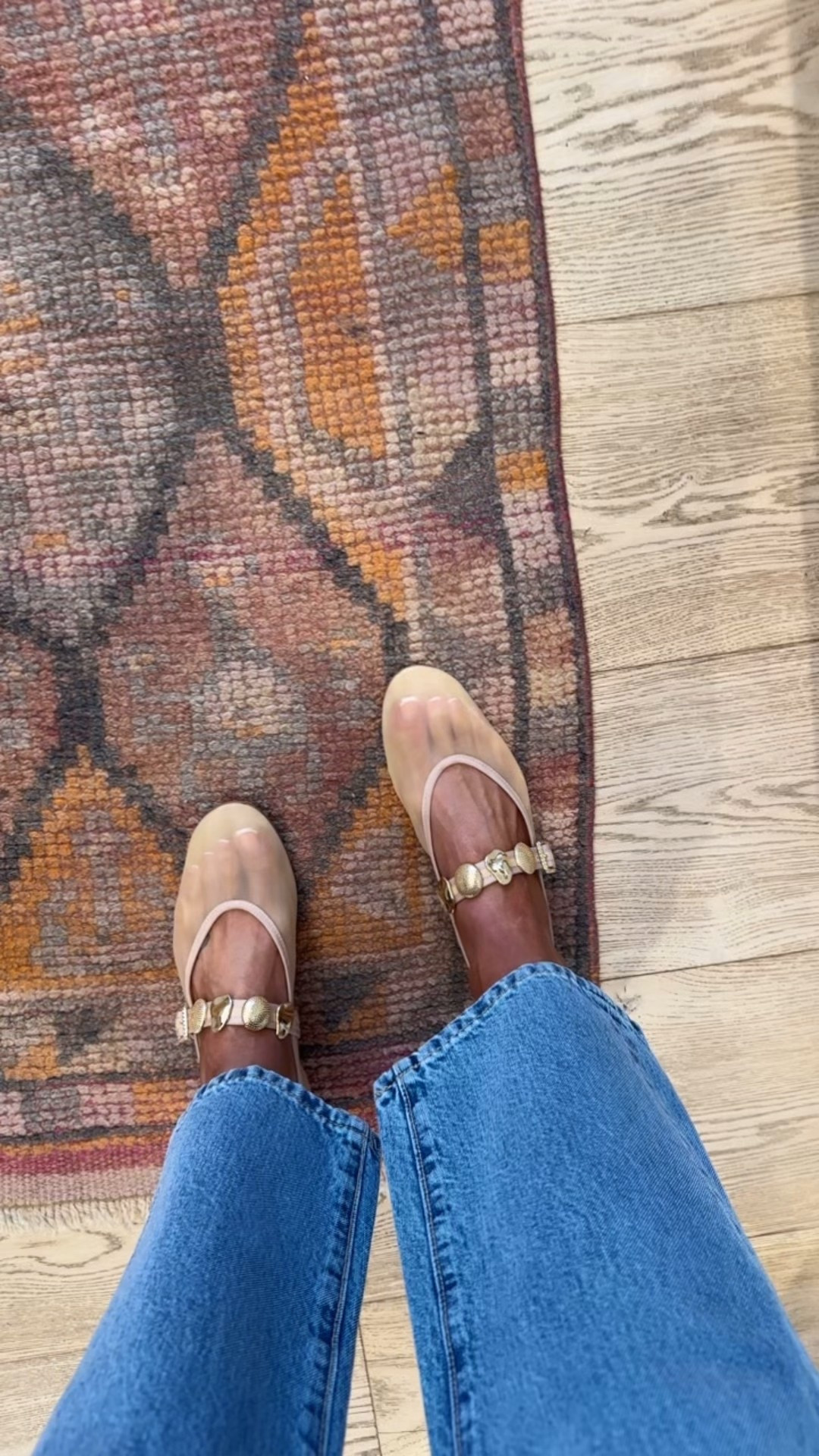 The cutest NEW flats for spring 😍😍😍 selling out fast! 