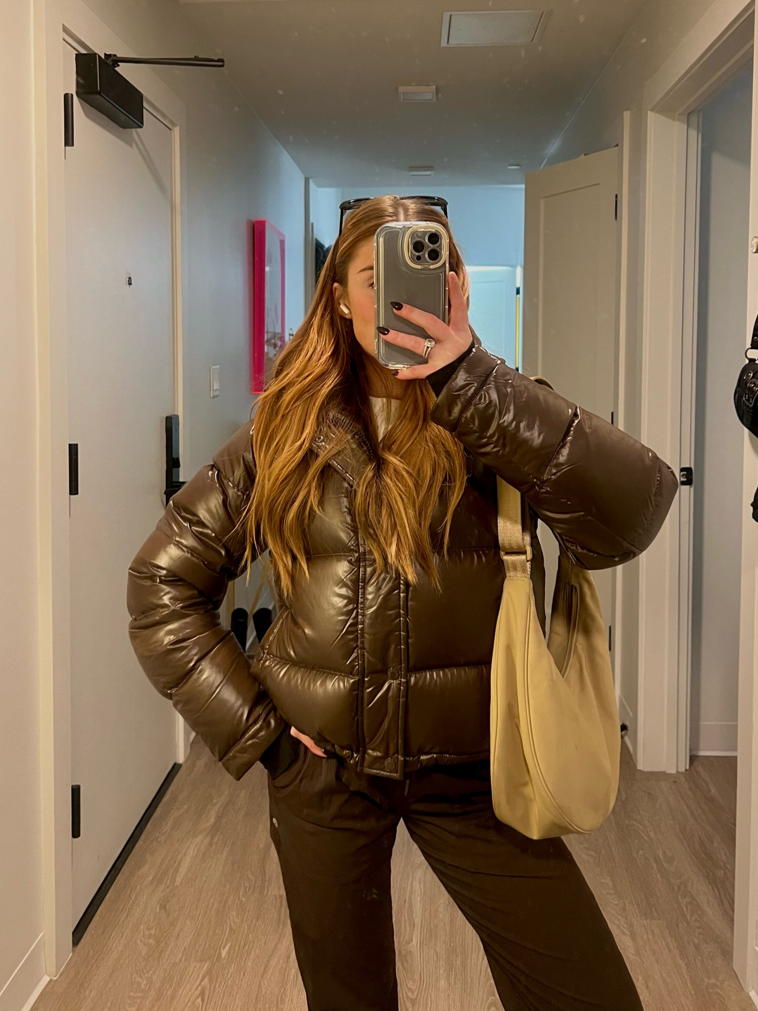 Running errands in winter neutrals 🤎 
⤴️Wearing size small in the puffer and size 4 in the pants 
⤴️Coat: super puff shorty / high gloss version in the shade stone taupe 
⤴️Pants: Lululemon mid-rise dance pant in the short length 
⤴️Bag: aritzia Goldie bag in wicker tan (mini version too!)
🔗⤵️: all pieces have several color options linked below! 