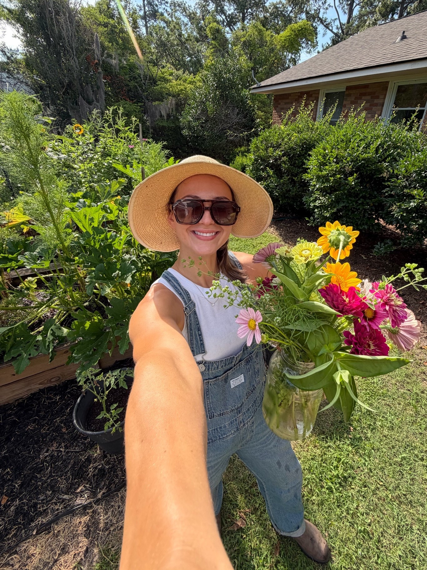 A day in the garden in my overalls 🌸