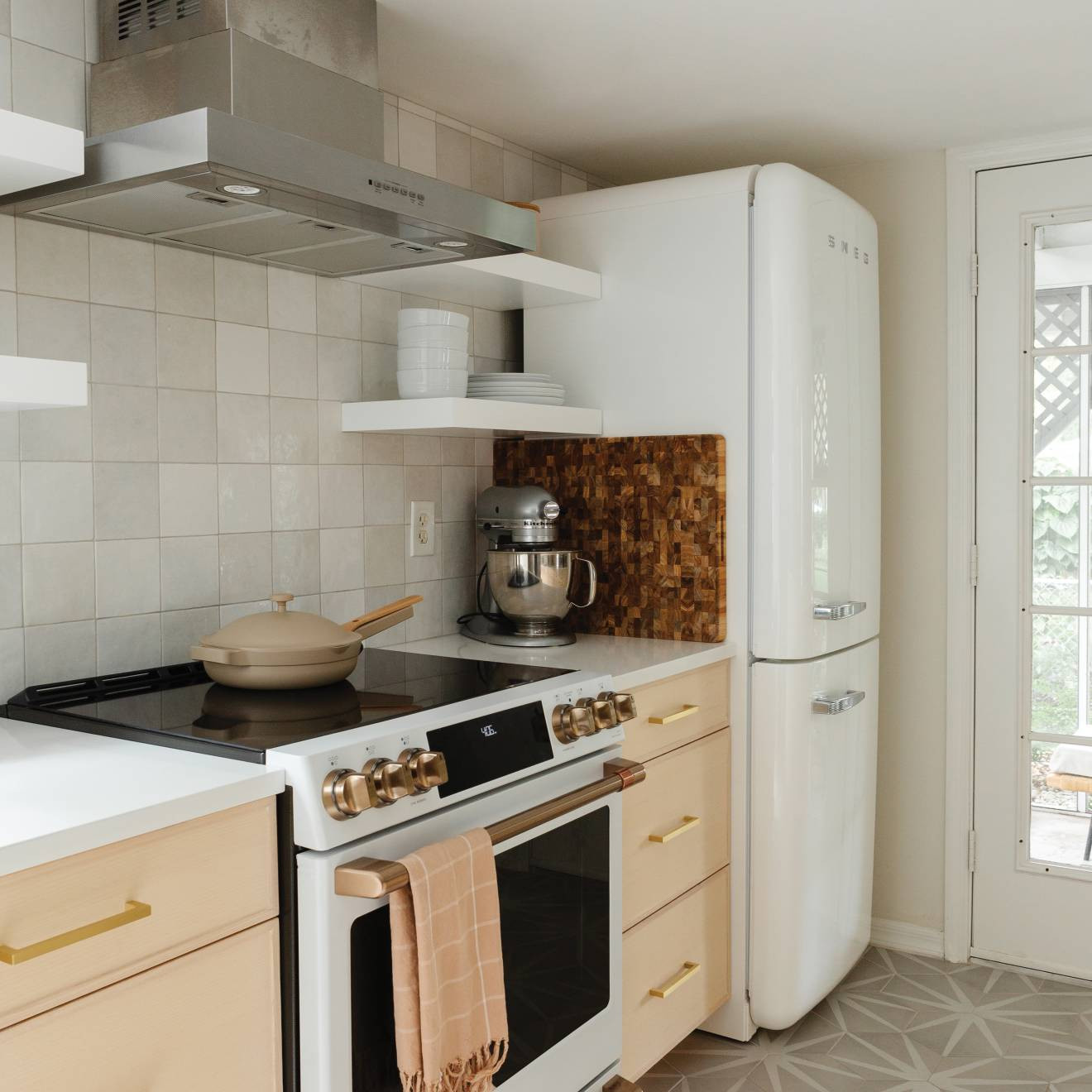 Cloé 5" x 5" Glossy Ceramic Tile in White | Bedrosians Tile and Stone