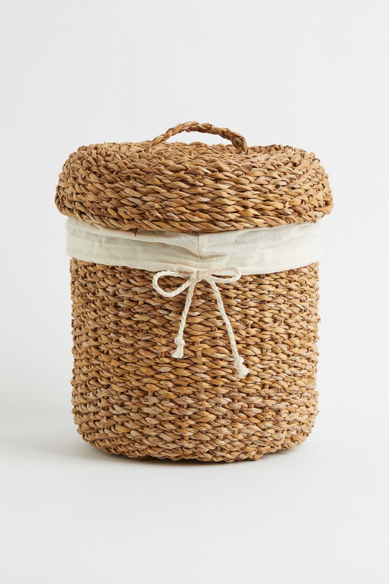 Storage basket in seagrass with a lid and cotton canvas lining. Height 11 in. Diameter 8 3/4 in. | H&M (US)