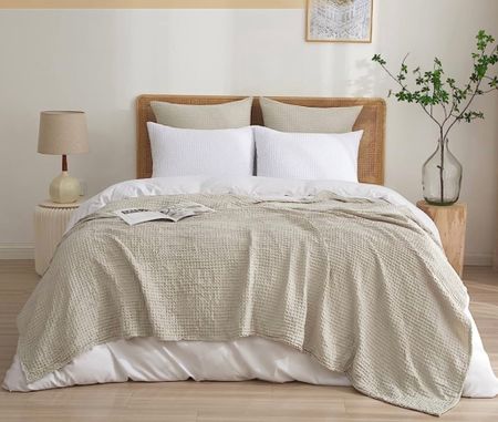 Waffle comforter in light khaki for our master. Super light, breathable and pairs well with the pumpkin colored sheets.  #primeday