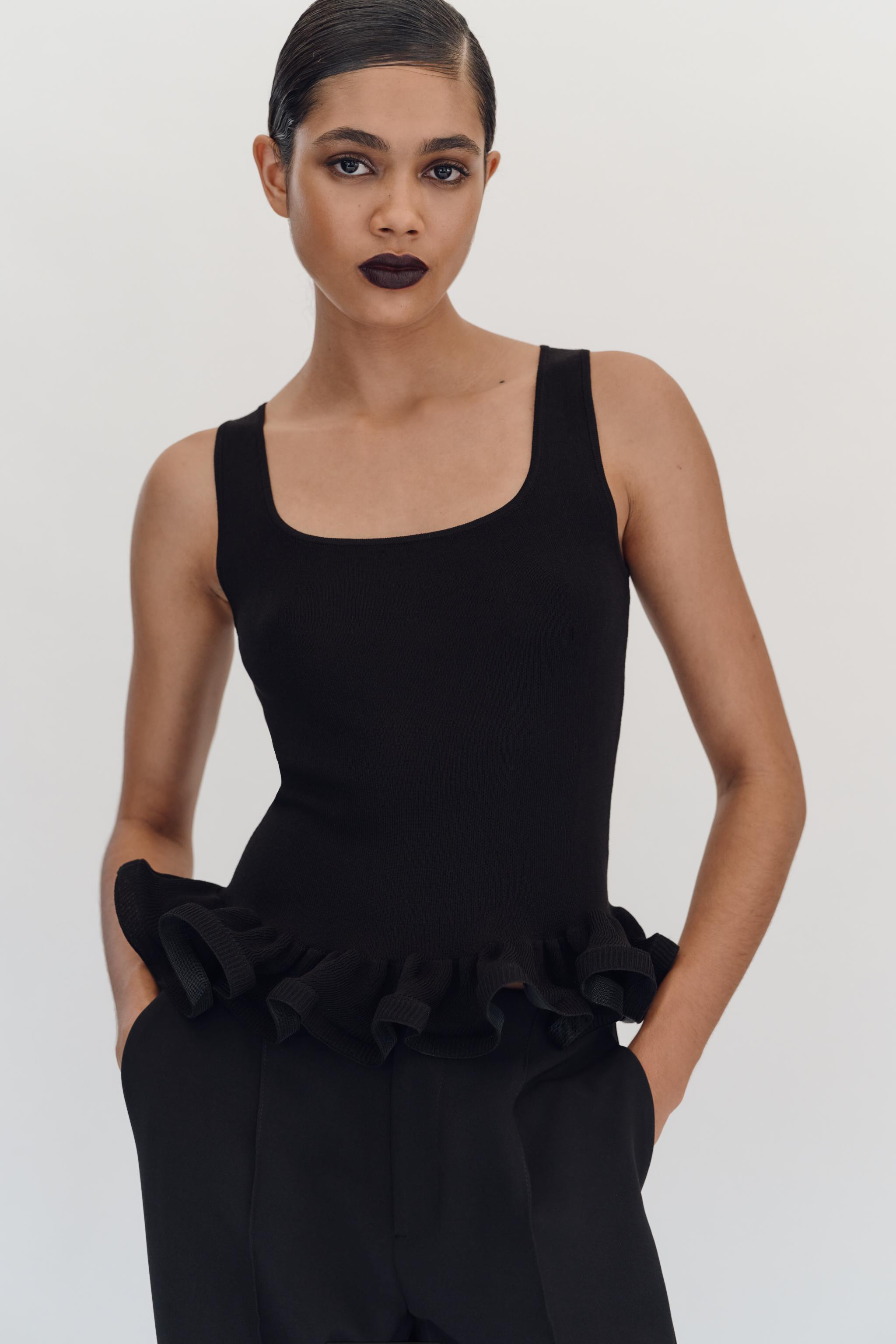 Sleeveless round neck top. Wave-finished hem. | Zara US