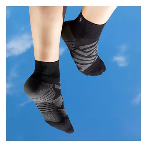 Men's On Mid Quarter Running Socks | Scheels