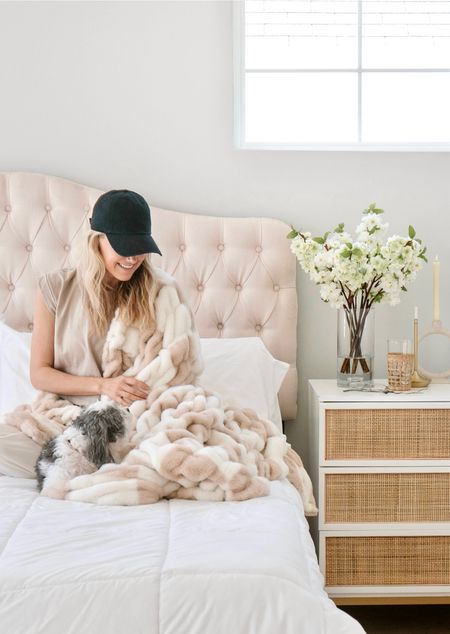 When your new blanket arrives mid afternoon and you immediately feel the need to snuggle up 🤍 Obsessed with this new @lolablankets, which is seriously the softest and most luxurious blanket ever. 

Use code SHINING for 45% off march 11-13 🎉 #ad 