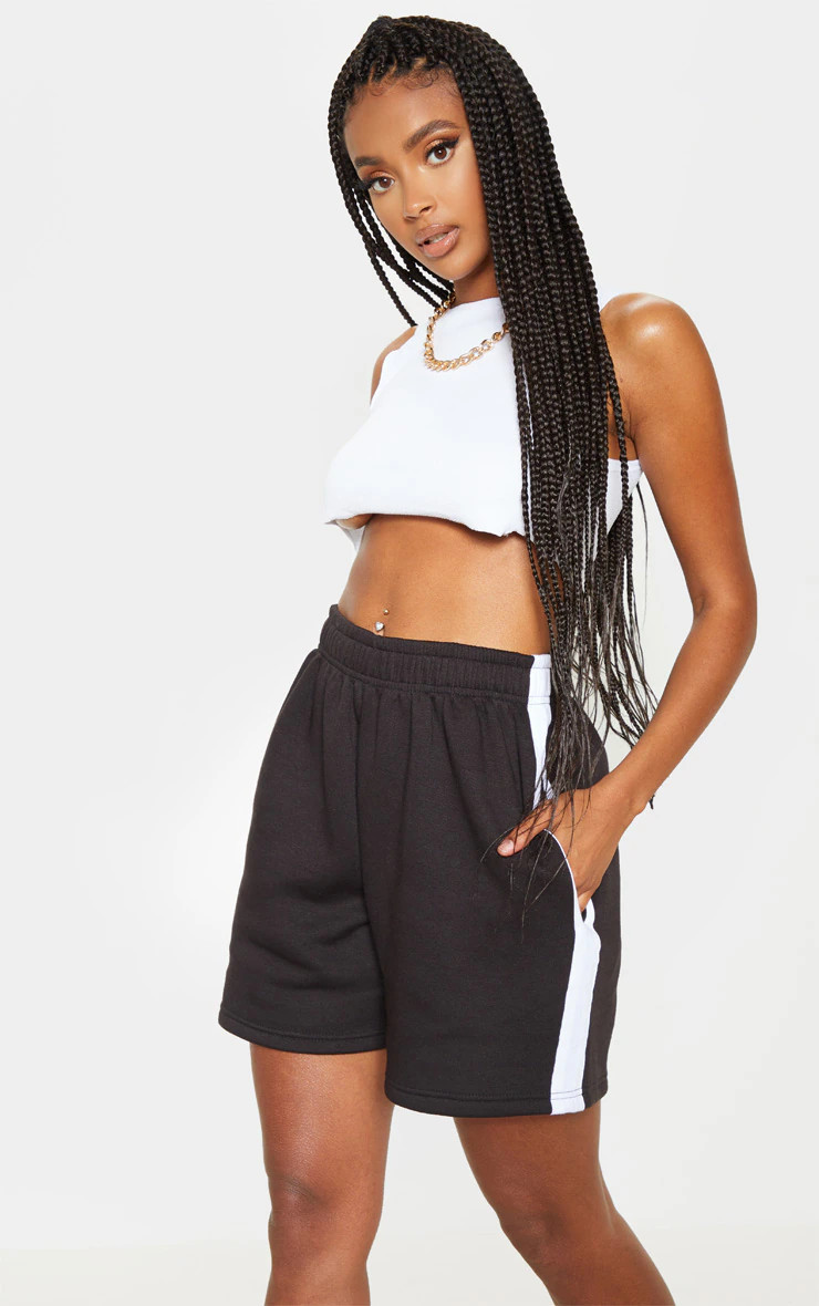 Short long en sweat noir à bande contrastante sur le côté | PrettyLittleThing (FR)