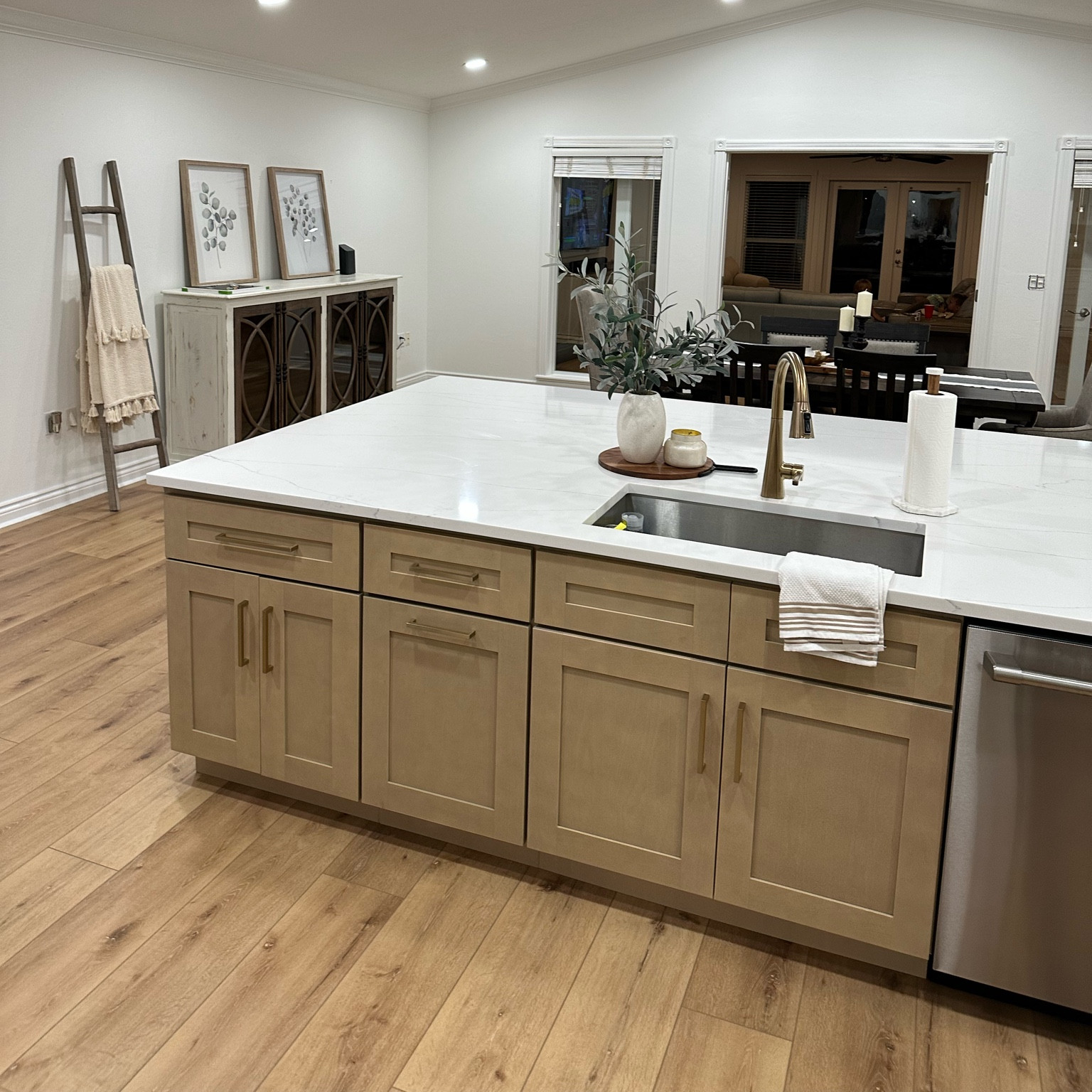 White and tan kitchen 

#LTKHoliday #LTKSeasonal