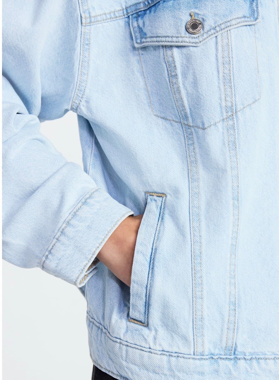 Still can’t get over this oversized denim jacket on sale for $17 at Walmart! #walmart #walmartfashion #denimjacket #jeanjacket #oversizedjacket 

#LTKootd #LTKgrwm #LTKSeasonal