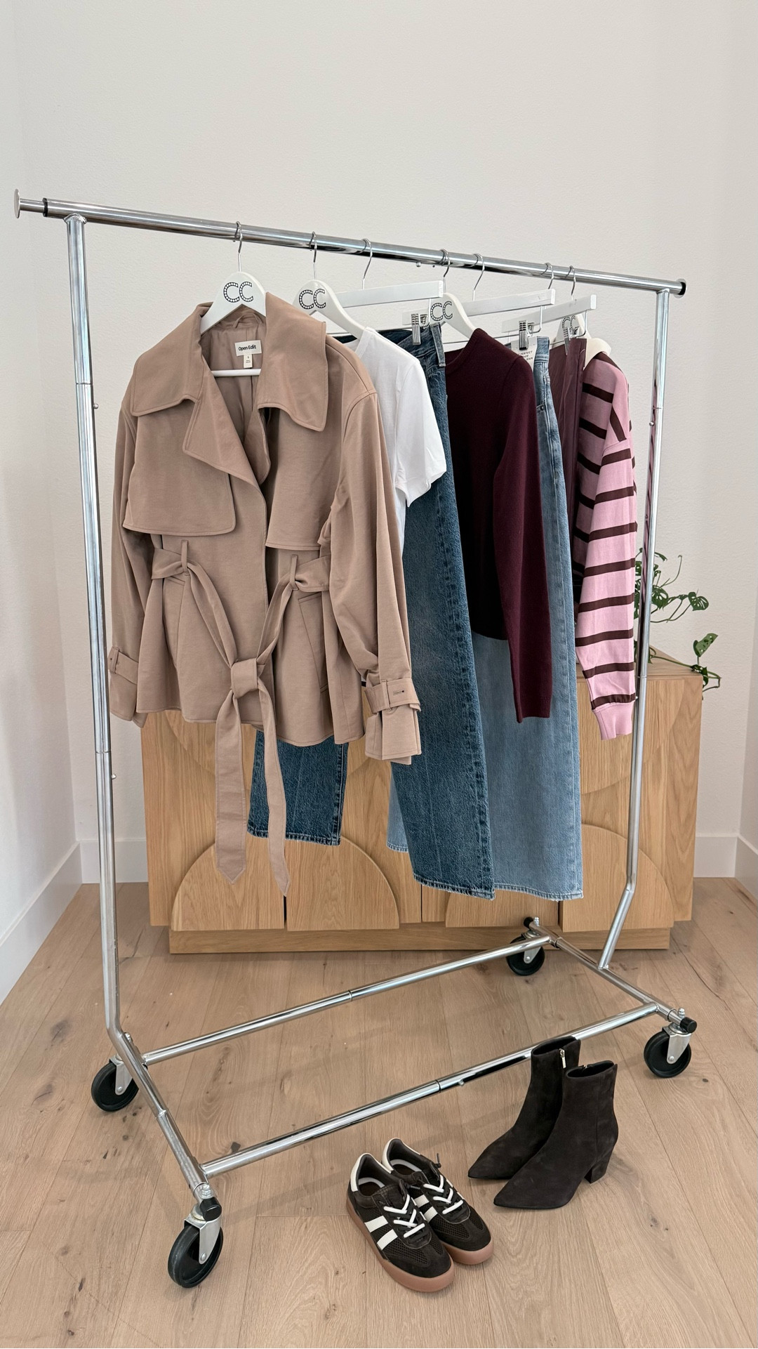 8 Piece Fall Capsule Wardrobe 


Download more capsules and  get my free 37 page lookbook ⬇️ https://closetchoreography.com/fall-capsule-wardrobe-101-with-free-cliff-notes-inside/