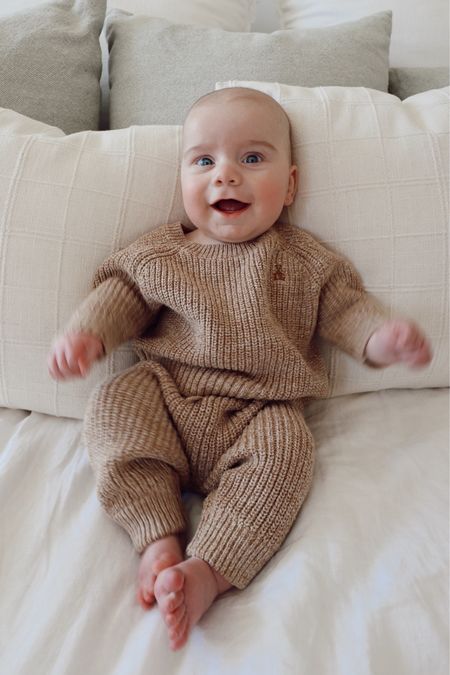 Baby sweater set 🐻