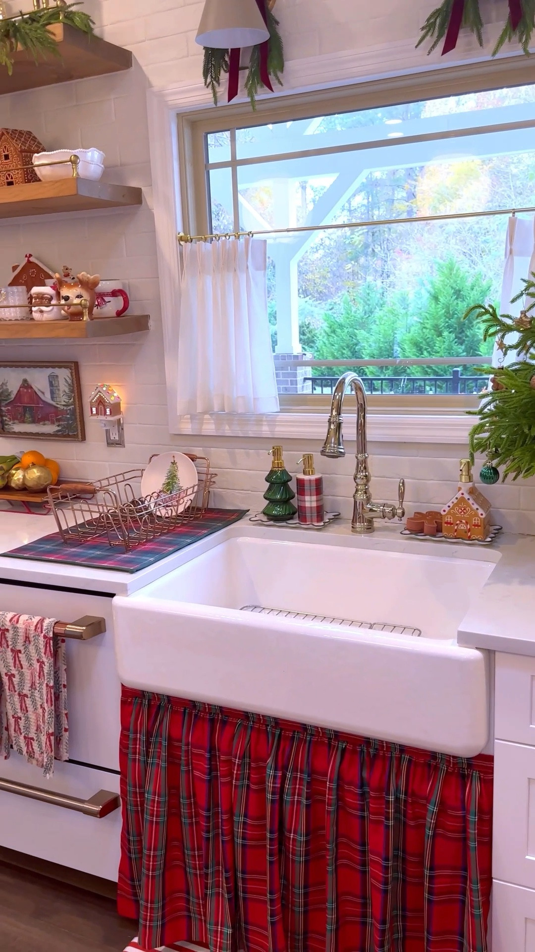Christmas sink styling 

Dish rack mat and kitchen cushion mat are from hobby lobby! 


Holiday styling// kitchen soap dispensers// mini prelit Christmas tree// Ralph Lauren Christmas// sink skirt // dish drying mat// gingerbread house dispenser// nightlight// hand towels 

#LTKHome #LTKHoliday #LTKSeasonal