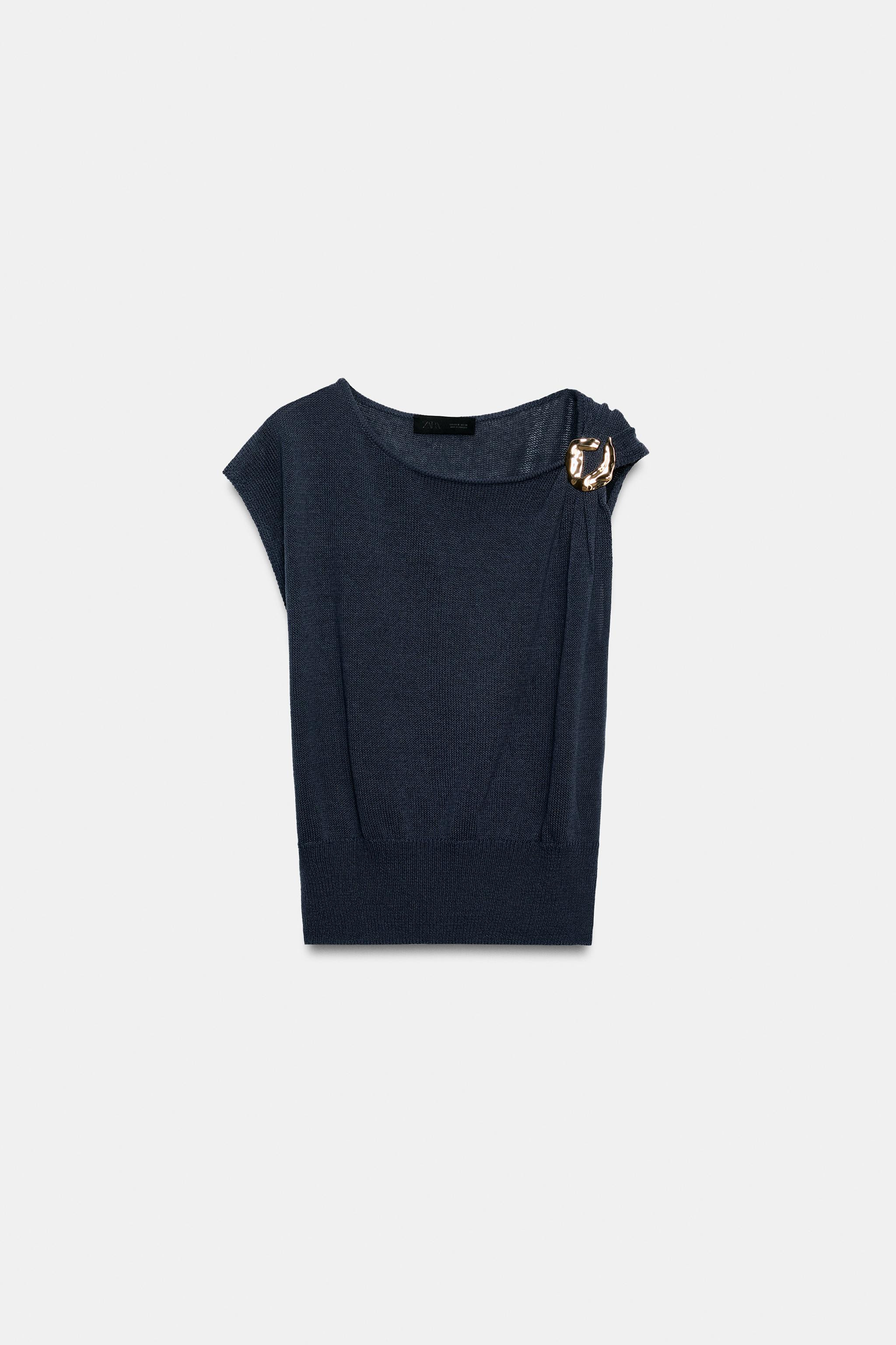 Sleeveless top with metallic embellishment detail at the shoulder. | Zara US