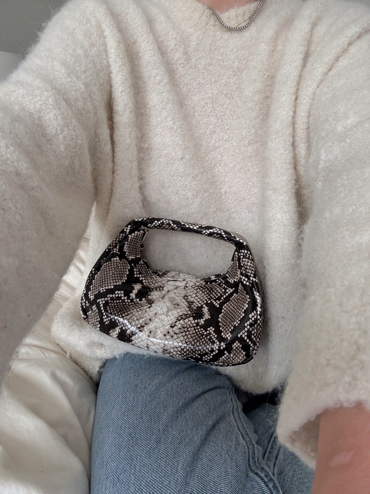 Cutest little bag. Wearing a M in the sweater. Code HELENA15 for 15% off anything Jenni Kayne. 