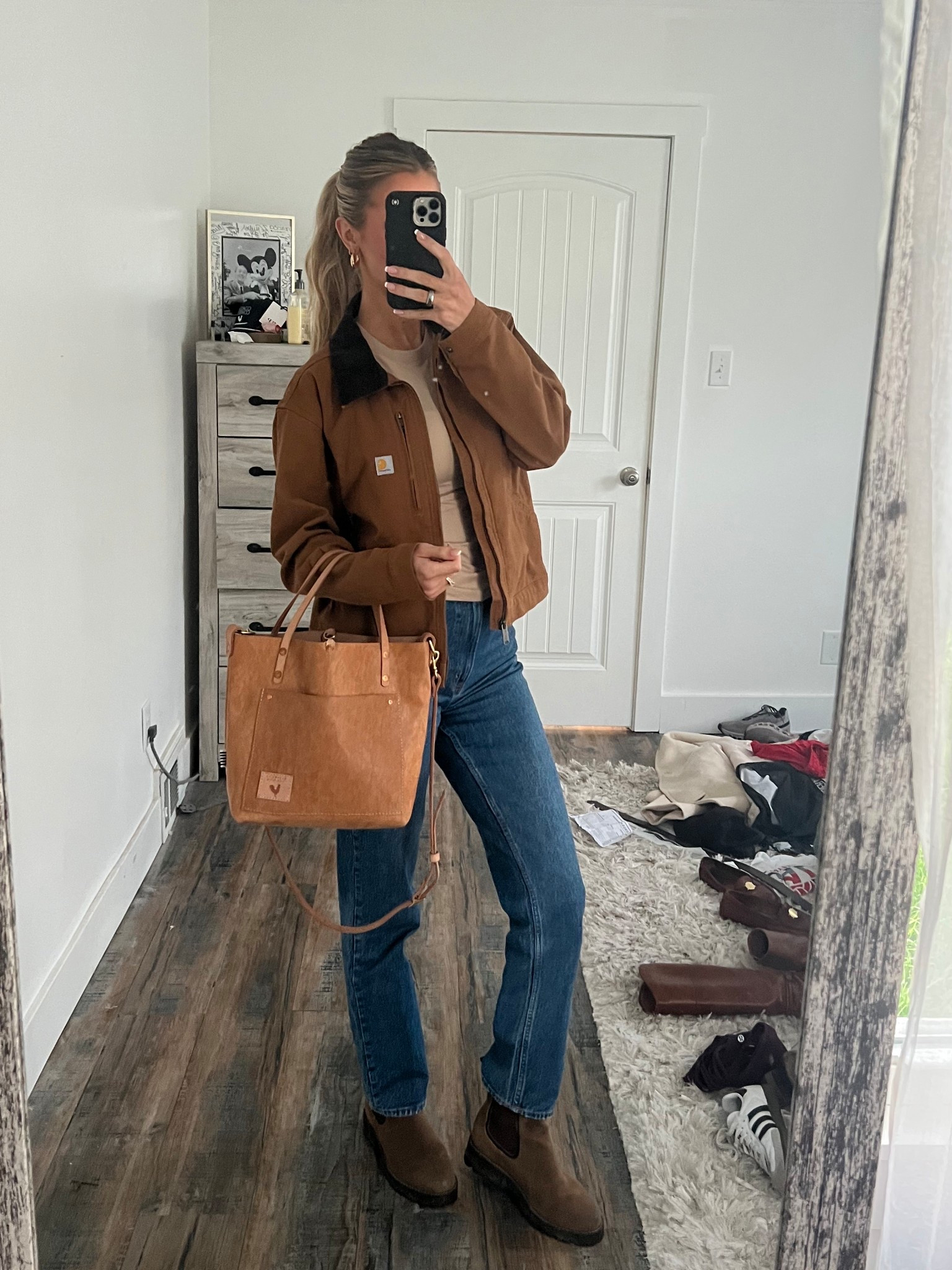 Touring farm land on this fine Monday morning! 🌾 ☀️ 

Use code KELLEY20 to snag my purse and more at a discounted price from Meanwhile Back on the Farm. 