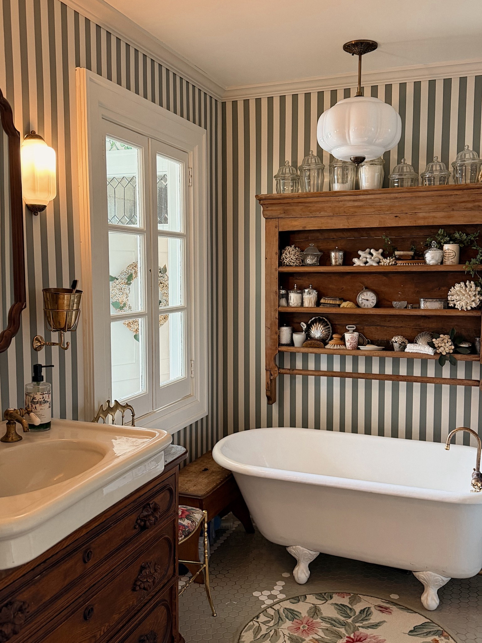 Cozy cottage farmhouse bathroom 