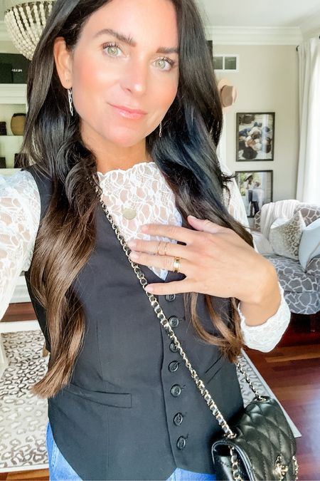 My favorite @helloadorn jewelry is perfect for everyday wear and even date nights🙌🏻 You can use my code SHANNON15 for 15% off👌🏼Simply like this post and comment “Jewelry” for all the details to be sent straight to your inbox🙌🏻 Or you can head to my stories to shop👌🏼
#ad

#LTKStyleTip #LTKGiftGuide #LTKFindsUnder50