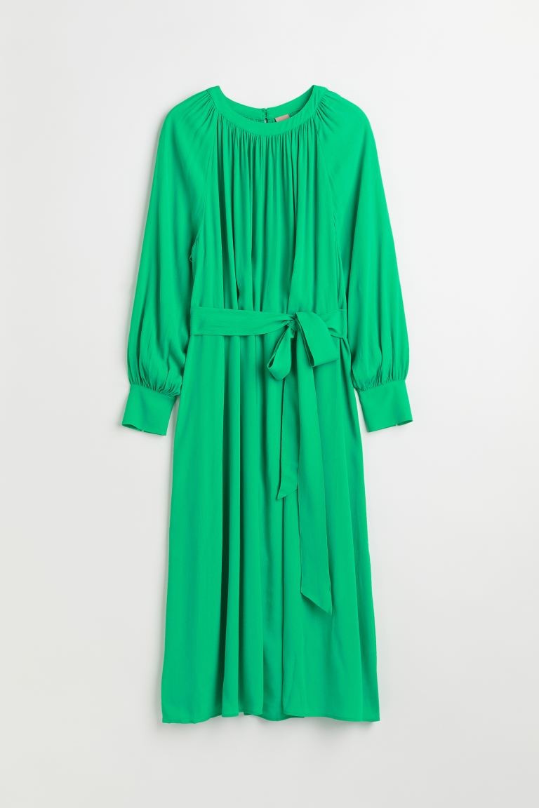 H&M+ Crêpe-Kleid mit Bindegürtel | H&M (DE, AT, CH, NL, FI)