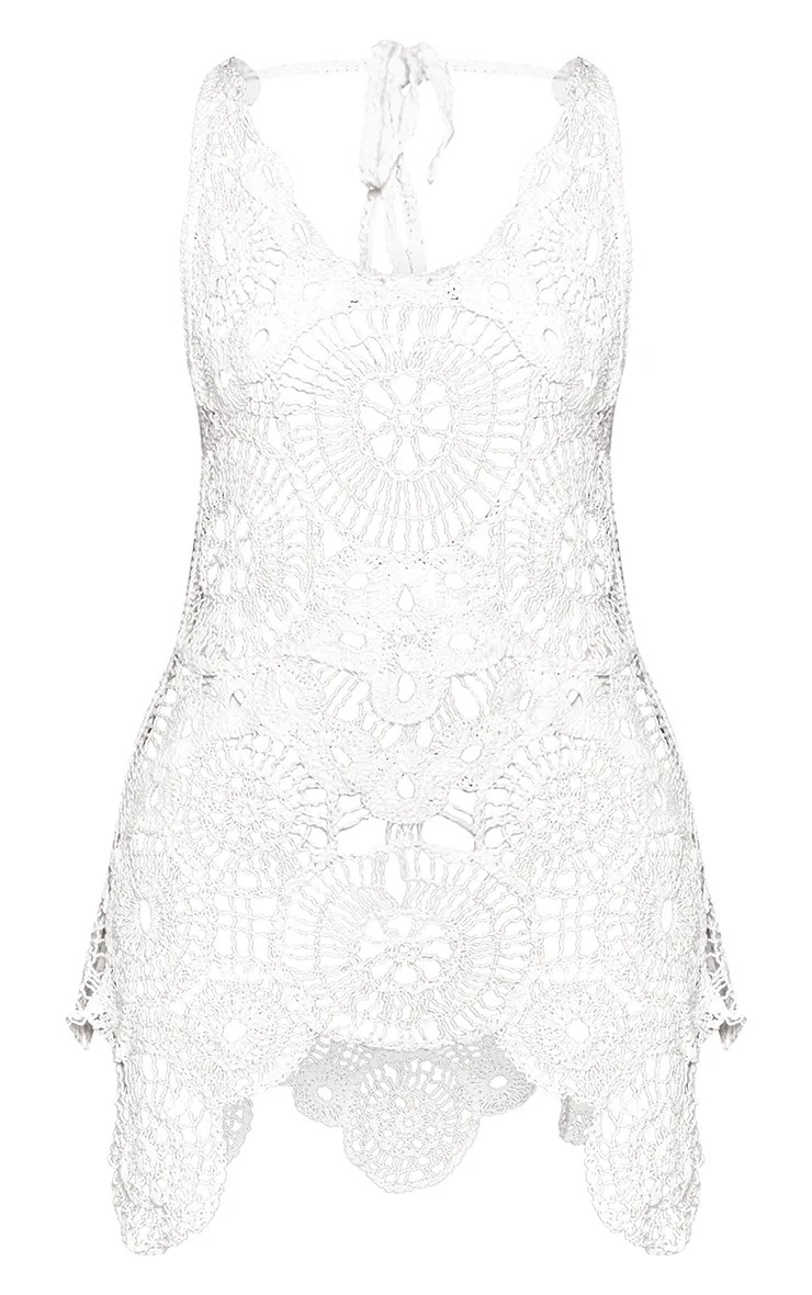 Femme Cream Robe Courte Petite En Crochet À Encolure Nouée Et Ourlet Festonné Crème | Taille Medium | PrettyLittleThing (FR)