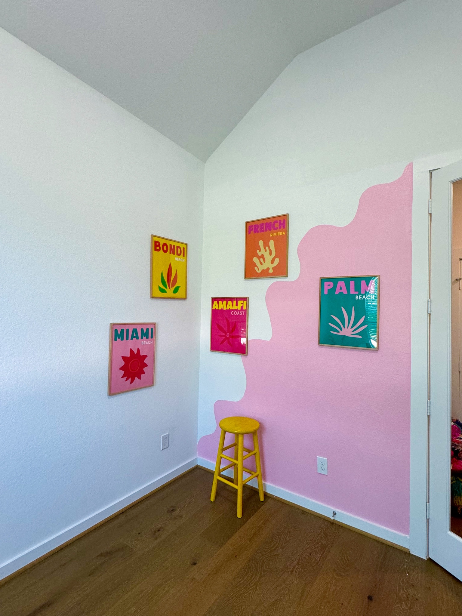Rainbow corner!!🥳🌈✨ These art prints are perfection & I love how easy they are to hang up + how much color they add to the space!! 🤩🌈🩷